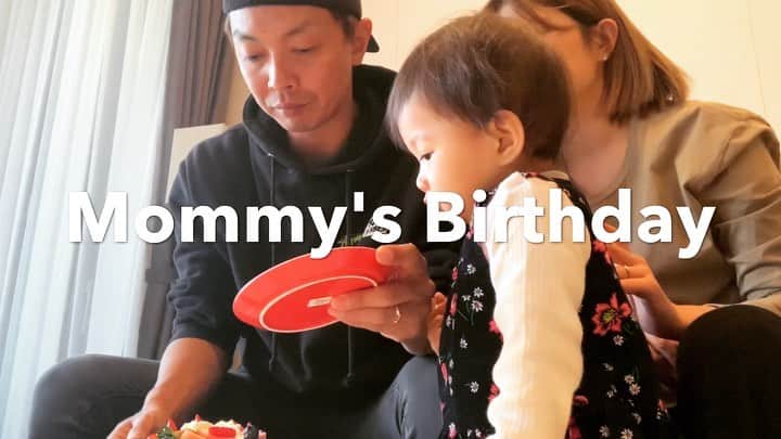 HARUKA MUTOのインスタグラム：「my love FAMILY💟 先月の私のBdayをお祝いしてくれた時の1コマ。 ケーキに夢中な向日葵にご注目🧁💞 日常生活が制限されて、今までの当たり前が当たり前では無くなった今。 小さな事にも喜びを感じ、感謝する日々。 日常生活が1日でも早く戻るように、今は我慢して乗り越えよう‼️ マスク無しで気にする事なく色んな所にお出掛けしたいもん。。 GWも#stayhome ね🙏 #mylovefamily #memories #おてんば娘 #ケーキを目をつぶりながら味わう娘 #バレた瞬間かたまる娘 #反応がアメリカン #それが #武末家」