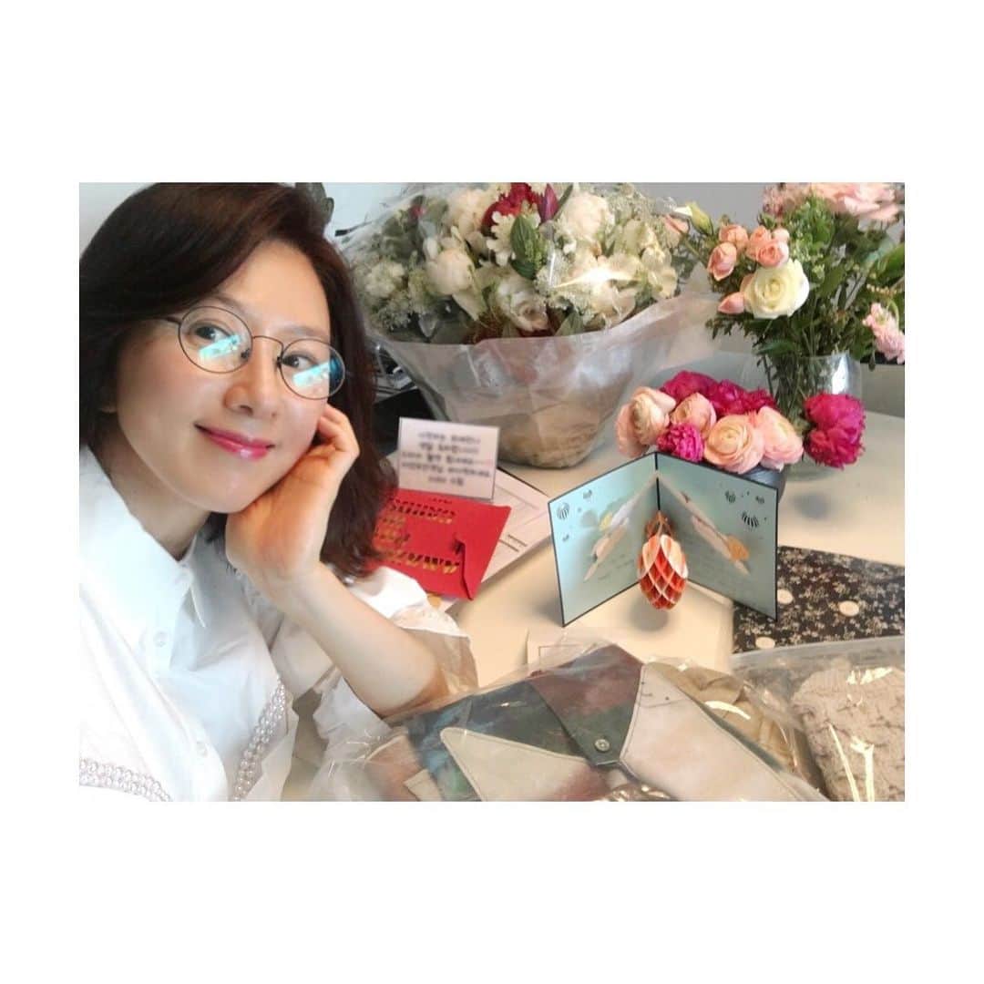 キム・ヒエさんのインスタグラム写真 - (キム・ヒエInstagram)「Thank you so much🌹 _ #KIMHEEAE #김희애 @yg_stage」4月27日 15時05分 - heeae_official