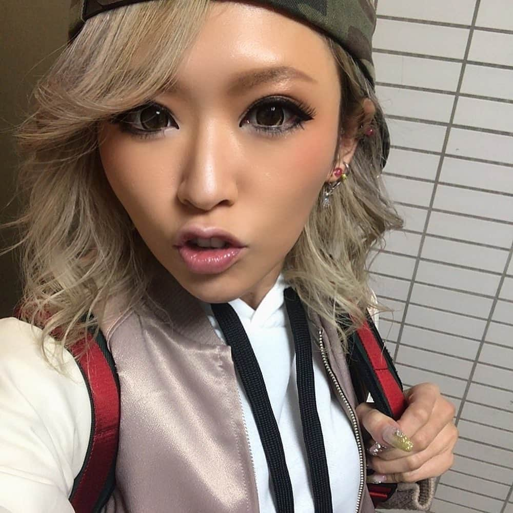 RISAさんのインスタグラム写真 - (RISAInstagram)「インスタ久しぶり‼️ 去年の暮れにとある撮影だった図。笑笑 遅いか⁉️笑笑 振り返って投稿してきまーす🙋‍♀️🌺✨ 地毛は短い‼️ すぐエクステつけたけどねー😆😆😆 #ギャル #黒ギャル #黒ギャルav女優 #ひさしぶりの投稿」4月27日 15時02分 - risa_linx