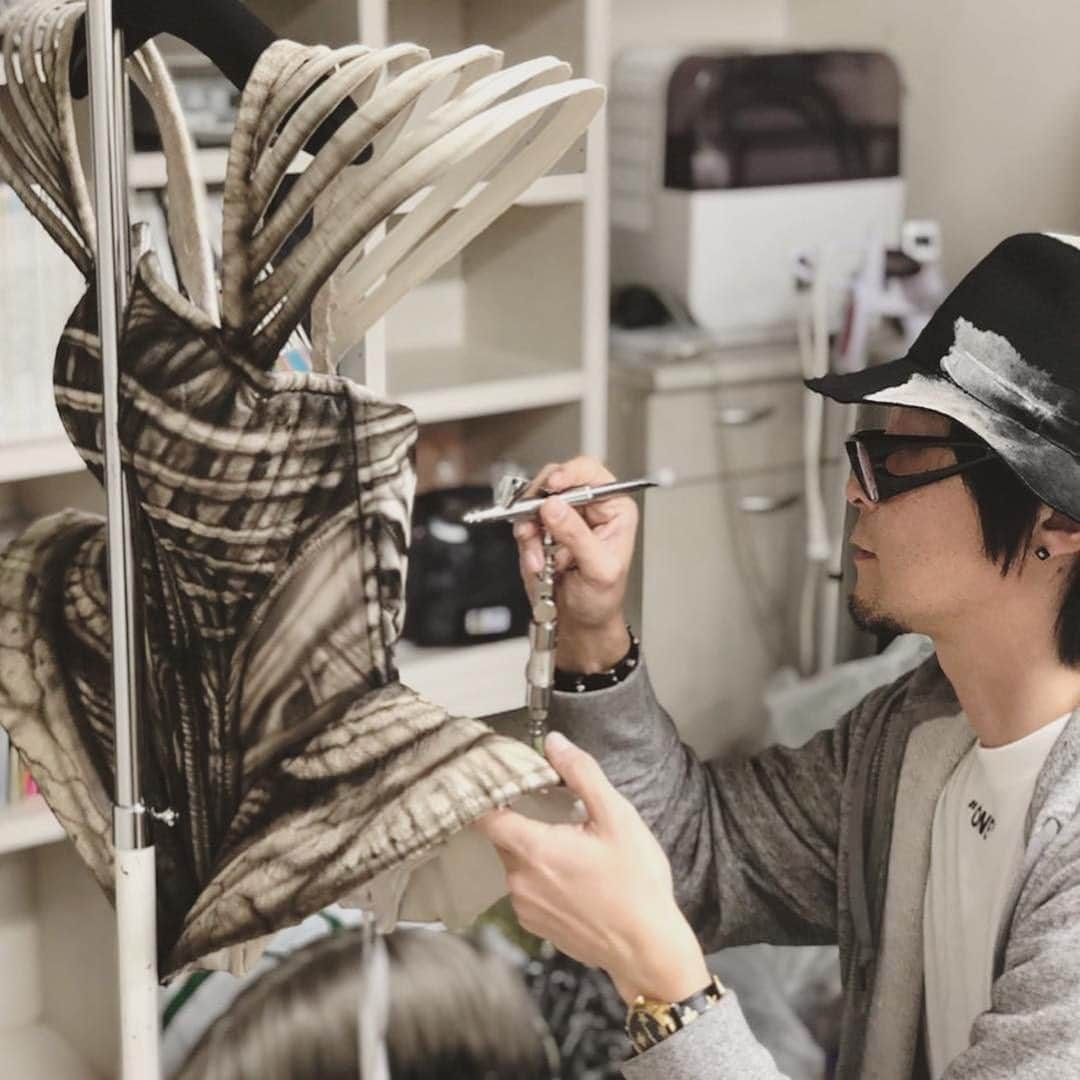 Amazing JIROさんのインスタグラム写真 - (Amazing JIROInstagram)「"Happy ALIEN's Day!!"-Alien Day 2020- April 26th - Alien Day was established in 2016 after the planet “LV-426” where the Aliens were first discovered in the play. ． Reposting behind the scenes video of artwork, “Alien” ． Body paint & Costume : #amazing_jiro Hair : Ken(UR DELTA) @ken.ur.delta  Model : RANMA YU @ranma_yu  Photo : Kimio Sekimura Shoot a video : Yoichi Sunahara Movie : art design eND Special Thanks : Rei Planning Co., Ltd. ． #alien #alienday #xenomorph #avp #predator #scifi #darkart #art #sfxmakeup #sfx #makeup #crazymakeups #bodypaint #airbrush #costume #artwork #hair #alienday #lv426 #エイリアン #特殊メイク #メイク #ボディペイント #エアブラシ #コスチューム #衣装 #アート #ヘアアレンジ #halloweenmakeup #halloween」4月27日 15時15分 - amazing_jiro