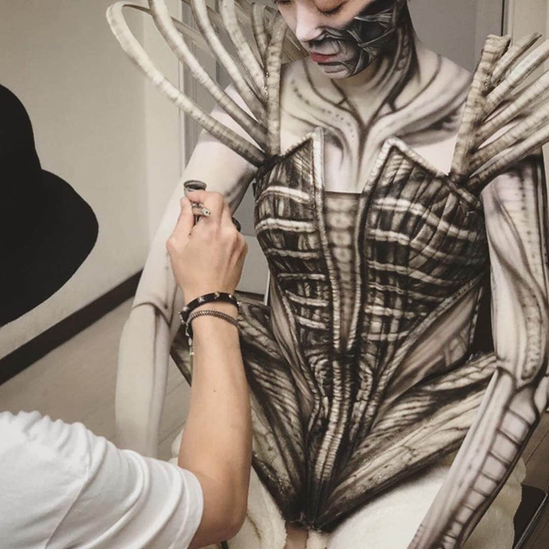 Amazing JIROさんのインスタグラム写真 - (Amazing JIROInstagram)「"Happy ALIEN's Day!!"-Alien Day 2020- April 26th - Alien Day was established in 2016 after the planet “LV-426” where the Aliens were first discovered in the play. ． Reposting behind the scenes video of artwork, “Alien” ． Body paint & Costume : #amazing_jiro Hair : Ken(UR DELTA) @ken.ur.delta  Model : RANMA YU @ranma_yu  Photo : Kimio Sekimura Shoot a video : Yoichi Sunahara Movie : art design eND Special Thanks : Rei Planning Co., Ltd. ． #alien #alienday #xenomorph #avp #predator #scifi #darkart #art #sfxmakeup #sfx #makeup #crazymakeups #bodypaint #airbrush #costume #artwork #hair #alienday #lv426 #エイリアン #特殊メイク #メイク #ボディペイント #エアブラシ #コスチューム #衣装 #アート #ヘアアレンジ #halloweenmakeup #halloween」4月27日 15時15分 - amazing_jiro