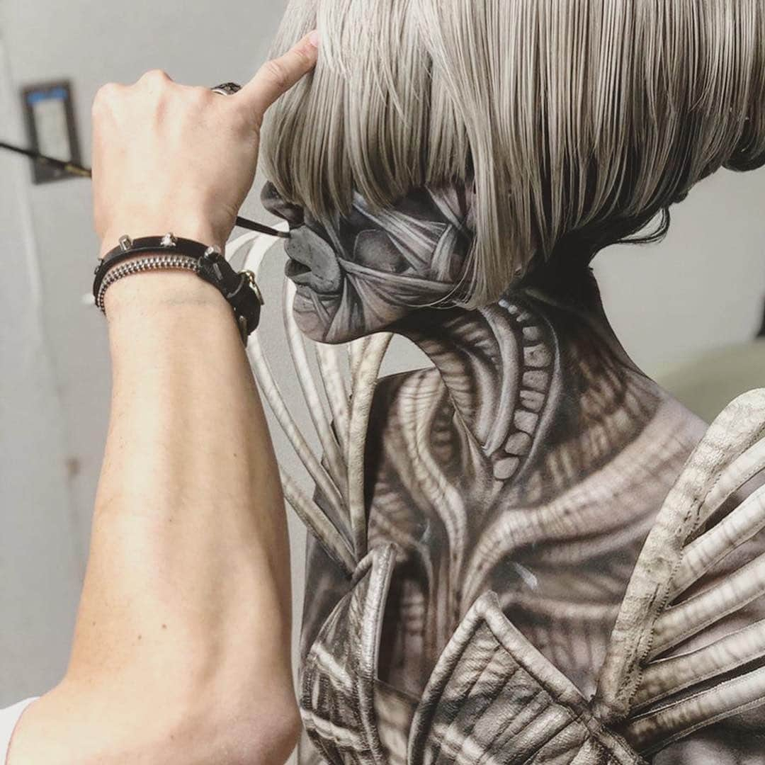 Amazing JIROさんのインスタグラム写真 - (Amazing JIROInstagram)「"Happy ALIEN's Day!!"-Alien Day 2020- April 26th - Alien Day was established in 2016 after the planet “LV-426” where the Aliens were first discovered in the play. ． Reposting behind the scenes video of artwork, “Alien” ． Body paint & Costume : #amazing_jiro Hair : Ken(UR DELTA) @ken.ur.delta  Model : RANMA YU @ranma_yu  Photo : Kimio Sekimura Shoot a video : Yoichi Sunahara Movie : art design eND Special Thanks : Rei Planning Co., Ltd. ． #alien #alienday #xenomorph #avp #predator #scifi #darkart #art #sfxmakeup #sfx #makeup #crazymakeups #bodypaint #airbrush #costume #artwork #hair #alienday #lv426 #エイリアン #特殊メイク #メイク #ボディペイント #エアブラシ #コスチューム #衣装 #アート #ヘアアレンジ #halloweenmakeup #halloween」4月27日 15時15分 - amazing_jiro