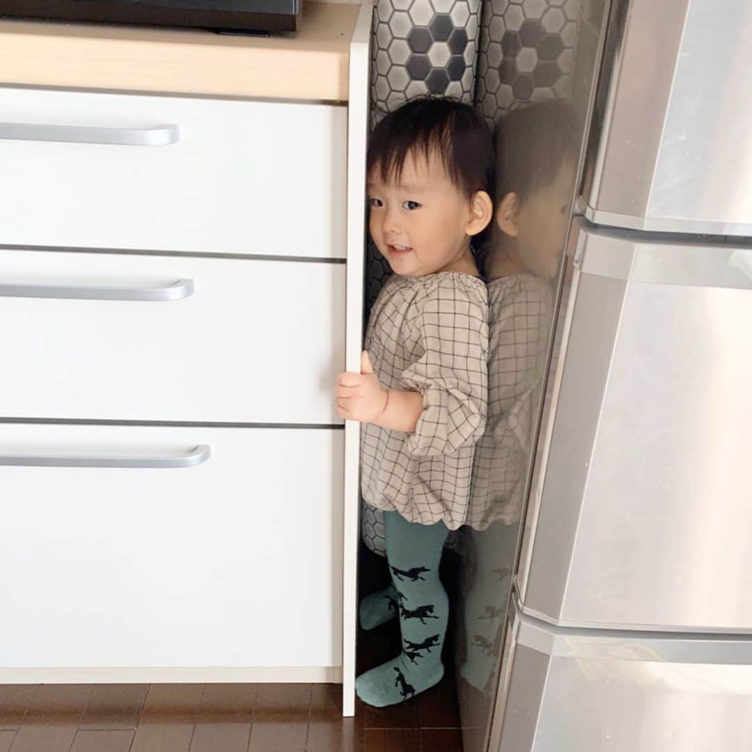 のインスタグラム：「かくれんぼ🏠✨ 丸見えなのに、隠れてるつもり🙈な所が かわいい🤣💕 * #おうち遊び#かくれんぼ#2歳0ヶ月#男の子#成長記録#stayhome#riorukaren_movies_」