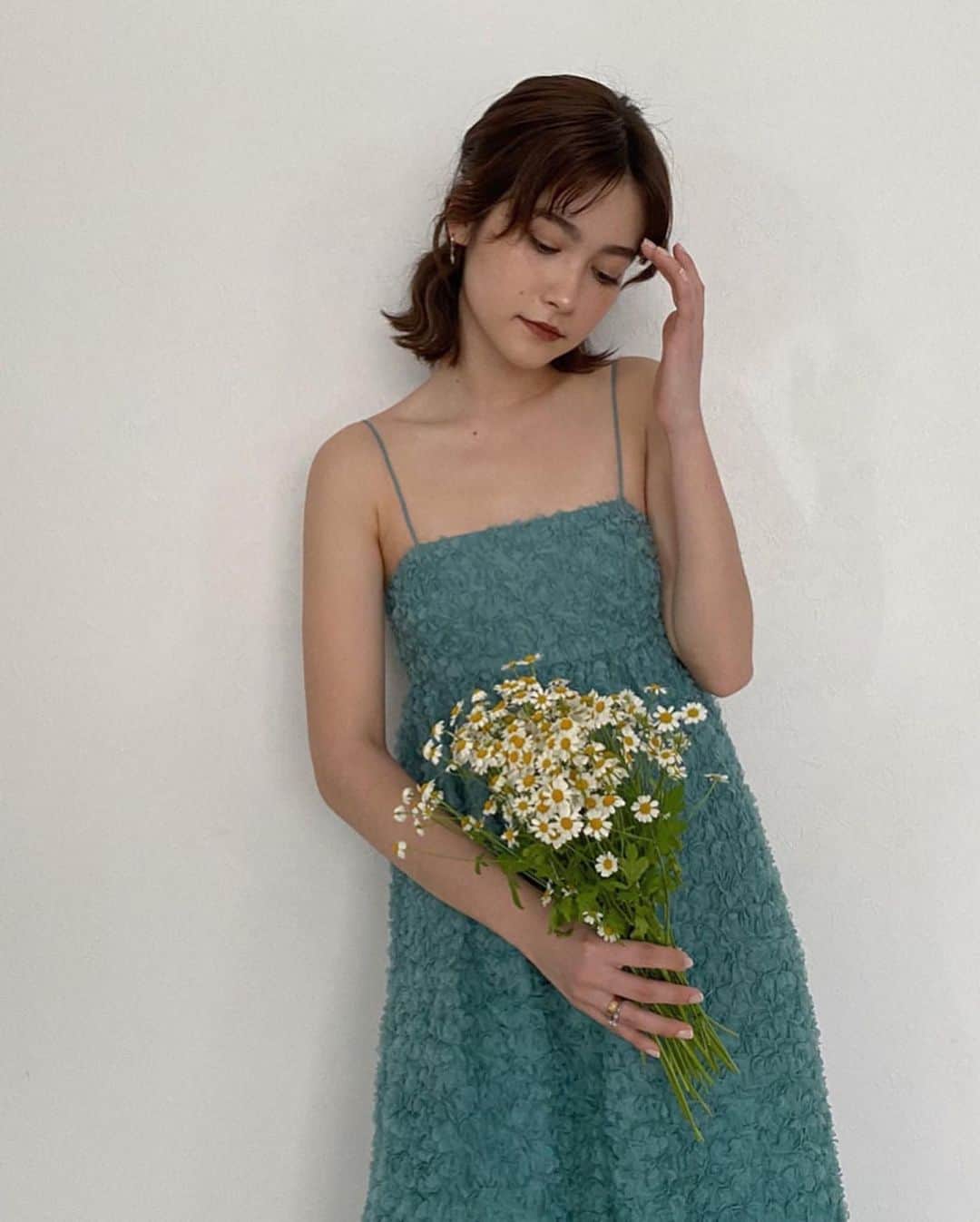 ELLE girl JAPANさんのインスタグラム写真 - (ELLE girl JAPANInstagram)「ELLEgirl stayhome fashion show🏠👠﻿ ﻿ #おうち時間 をより楽しむために、エル・ガールがインスタグラムでファッションショーを開催🌼 #stayhome が大切な今だからこそ、おうちの中でとっておきの春服コーデを披露して！👀🌟﻿ ﻿ 📸 @aoyamakate﻿ ﻿ 春らしいミントグリーンのワンピースは「 #ザラ 」のもの🌱何を着てもいいおうち時間だからこそ、ドレスアップを楽しむのもいいかも✨﻿ ﻿ ﻿ みんなもおうちファッションショーに参加しない？ #ellegirlstayhomefashionshow #ellegirluni のタグを付けてコーデを投稿してね📸﻿ ﻿ ﻿ #ellegirlstayhome #stayathome #stayhomestaysafe #おうち時間 #春ファッション #コーデ #ootd #私服コーデ #私服撮影 #春コーディネート #春コーデ2020 #ザラコーデ #ザラ #zarafashion #zara #zaradress #ザラワンピ #グリーンコーデ #ワンピースコーデ #ワンピース #プチプラコーデ #ザラ好き #お花のある暮らし」4月27日 15時17分 - ellegirl_jp