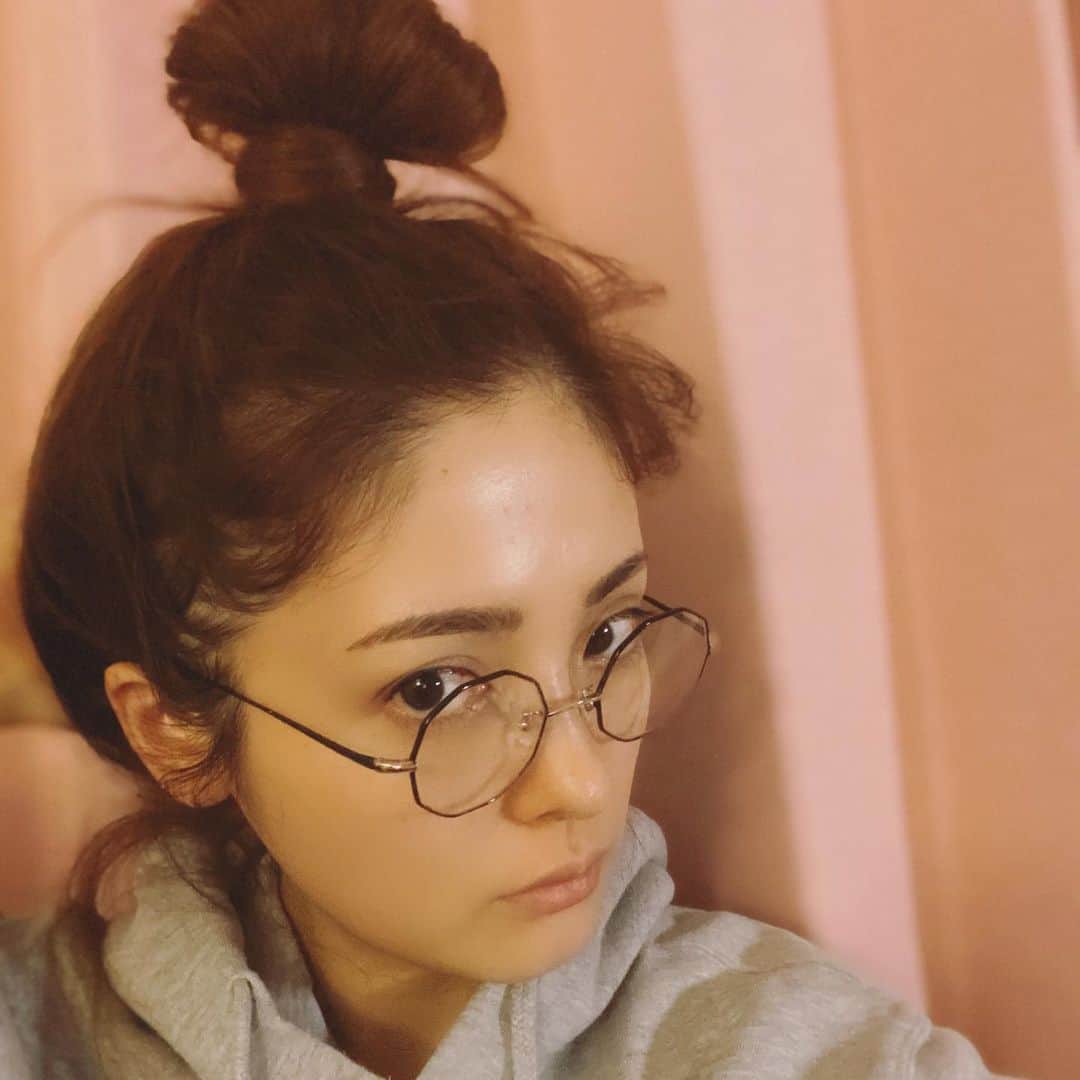 平山あやさんのインスタグラム写真 - (平山あやInstagram)「おうちでメガネシリーズ😎  #stayhome #頑張りましょう #日本 #fashion  #ファッション #メガネコーデ」4月27日 15時39分 - aya_hirayama