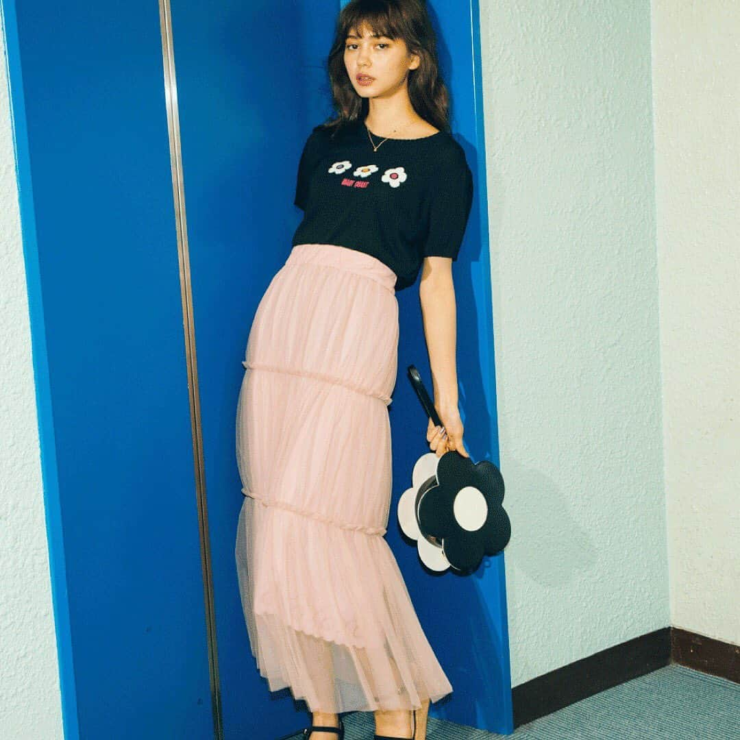 MARY QUANT officialさんのインスタグラム写真 - (MARY QUANT officialInstagram)「【2020 SUMMER feat. Erica】 - モデルの愛花(Erica) さんが着る マリークヮントの夏コレクション - #3デイジーコンパクトプルオーバー #チュールティアードロングスカート #デイジーコレクション2WAYショルダー #デイジーコレクションネックレス - ※一部店舗において臨時休業や 営業時間の変更がございます お手数ではございますが、 各館の公式サイトなどにて ご確認ください なおオンラインショップでは 通常通りお買い物をお楽しみいただけます - MODEL:@hi_erica_ - #MARYQUANT #2020SUMMER #NEWITEMS #FASHION #PULLOVER#SKIRT #SHOULDER#NECKLACE - #プルオーバー#スカート #ショルダー#ネックレス」4月27日 15時58分 - maryquant_official