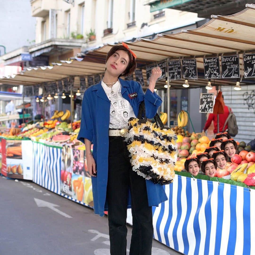 高橋春織さんのインスタグラム写真 - (高橋春織Instagram)「そして、ちゃんと買い物袋を持参し、お洒落もして、パリのマルシェに買い物しに行って来ました🇫🇷 パリの古着屋で買ったブルーのジャケットを羽織って❤︎ (もちろん、コラージュ画です。頑張ってセルフ撮影しました。笑) 今はコラージュ旅行で我慢です✈️ #ハオリテキスタイル」4月27日 15時49分 - haoringo_official