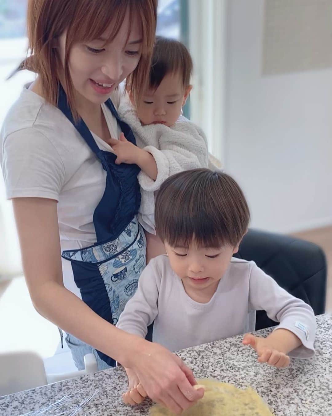 田中涼子のインスタグラム：「先日のクレープ作り❤️ 🌽のことこーんぼろしって言ったり、オムライスをおもらいすと言ったり今しか聞けない面白い日本語が可愛い😊  そういえば、子育て記録みたいなのに書いておこうって年始に可愛いノート買ったのに、1ページも書けてないわぁ🤭」
