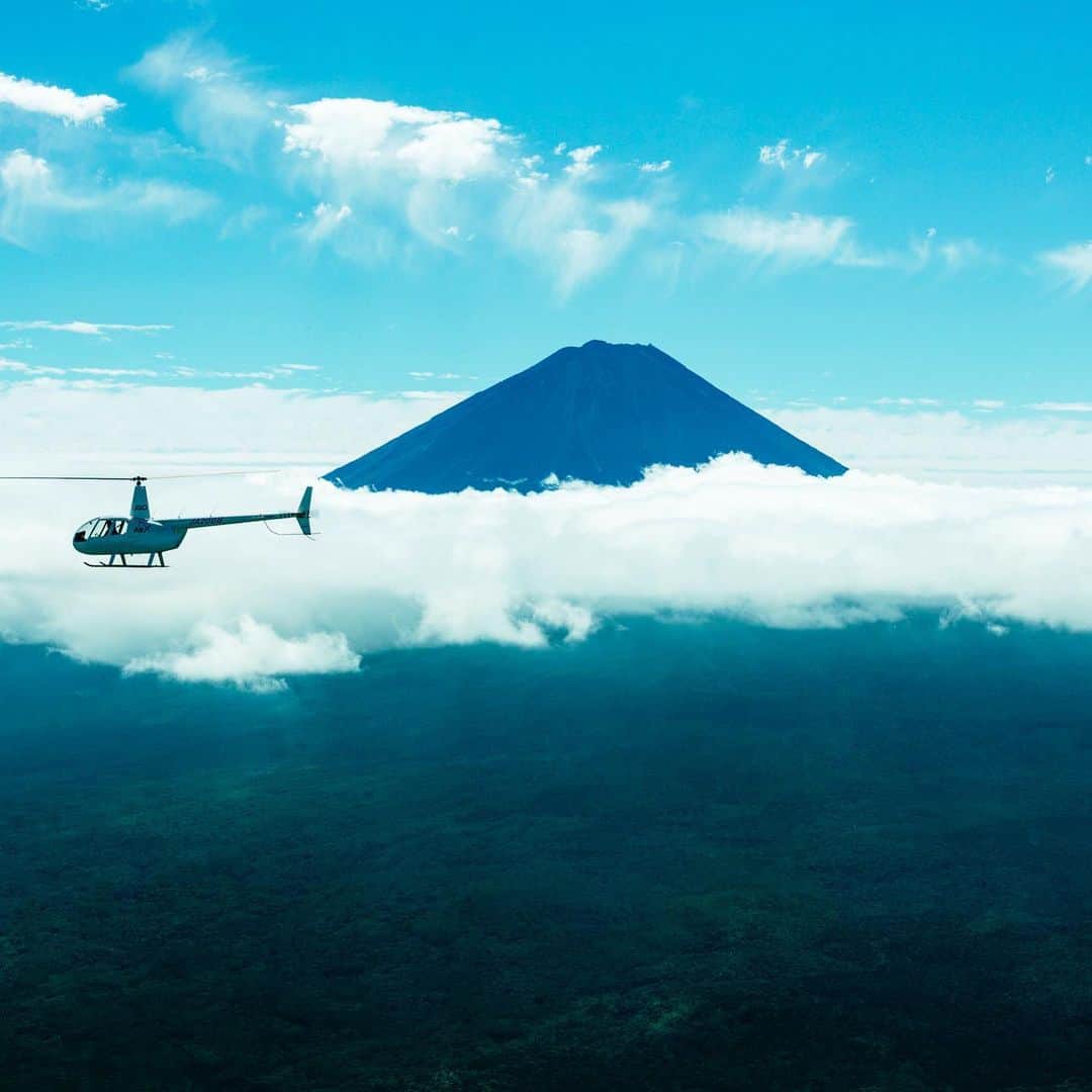 星野リゾートさんのインスタグラム写真 - (星野リゾートInstagram)「【樹海の魅力を2泊3日で「体験」する】﻿ ﻿ Go on a helicopter cruise around the foot of Mt. Fuji to witness the mesmerizing view of a sea of trees only at HOSHINOYA Fuji﻿ ﻿ 星のや富士から車で15分の場所に広がる「青木ヶ原樹海」。上空から青木ヶ原を眺めると、木々が風になびく様子が、海原でうねる波のように見えることから、「樹海」と呼ばれています。ミステリアスなイメージがある樹海ですが、実際は生命力豊かな自然が広がる、とても美しい場所です。﻿ ﻿ 樹海の奥深い魅力を伝え、発見と感動を得られる特別な体験を提供したいと考え、星のや富士では「ディスカバー樹海ツアー」を開発しました。ミステリアスなイメージがある樹海を舞台に、富士山麓上空を周遊するヘリクルーズ・湖から優雅に樹海を眺める、アペリティフタイムが含まれたカヌー体験・植物の生命力を間近で感じるトレッキングに参加します。3 種のアクティビティを組み合わせることで、新たな発見と感動に出会える、星のや富士だけのオリジナルツアーです。﻿ ﻿ #HoshinoResorts #星野リゾート #hoshinoya #星のや #hoshinoyaFuji #星のや富士 #Yamanashi  #Fuji #Kawaguchiko #山梨 #山梨県 #富士  #河口湖 #山梨旅行 #グランピング #YamnashiTrip #gramping #luxuryresort #JapaneseHotels #travelJapan #ig_Japan  #JapanTravel」4月27日 15時52分 - hoshinoresorts.official