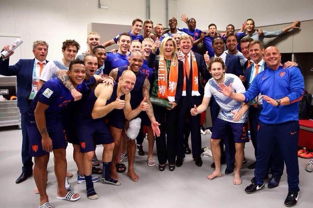 ナイジェル・デ・ヨングのインスタグラム：「Happy Birthday to our King! 👑🧡 #Kingsday #Staysafe」
