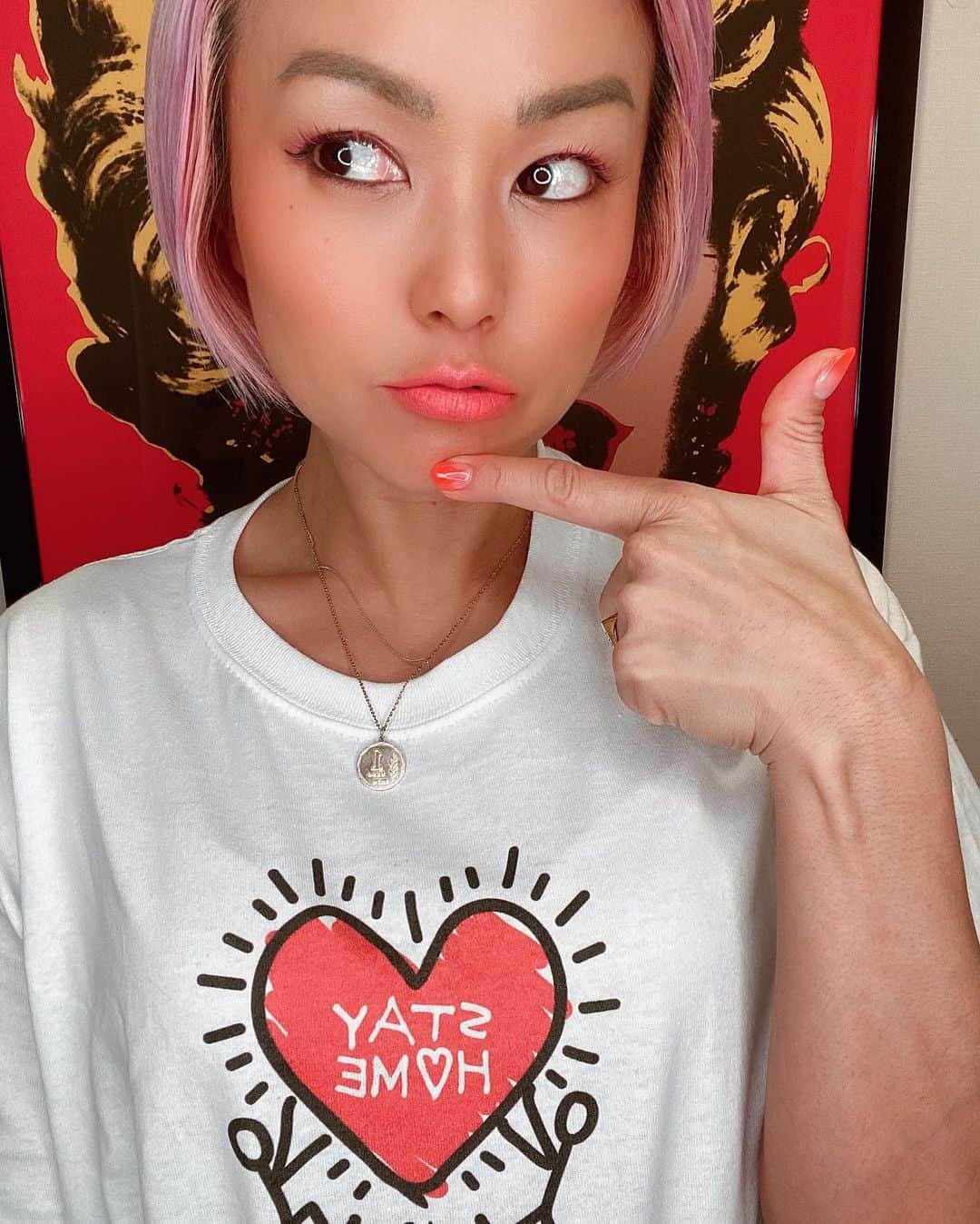 Nazukiのインスタグラム：「❤️ 𝕊𝕋𝔸𝕐 ℍ𝕆𝕄𝔼 ❤️ ・ みなさんSTAY HOMEしてますか❓ 可愛いTeeが届きました✨❣️・ @danceholictko  企画✨✨✨✨ ・  STAY HOME WITH DANCE PROJECT  新型コロナウイルスの影響による外出自粛要請が続く中、国による緊急事態宣言により都内を始め全国のスタジオなどでもGW明けまでの営業自粛となっております。  そこでDANCEを通してSTAY HOMEの時間を少しでも充実したものにしたい。 という思いと、この問題が終息した日には思いっきりダンスを楽しんで欲しいという想いからこのプロジェクトを発案、共感して頂いた皆さまとスタートしていきます！  レッスン動画はDANCE HOLICのinstagramとYOUTUBEアカウントにてポストして参ります。 全ての動画は無料にて視聴可能になります。  インスタ→イントラによる実践動画 YOUTUBE→カウント毎による解説動画  という形でのUPになるかと思います。  参加方法 オール無料！！！ いつでも視聴可能！！！ 以下の形で是非このプロジェクトを応援いただけたらと思います！！！ ↓↓ このプロジェクトは STAY HOME WITH DANCEのTシャツを購入頂き応援頂くクラウドファウンディング形式となります。  Tシャツ 3800円(税込) (別途送料) 郵便局の代引きでの郵送を予定。 サイズ S / M / L / XL DMにてご注文ください。  リターン 今後２０２２年の年末までに行われるDANCE HOLIC DAYに参加される場合の１ナンバー参加費部分(イベントにより金額が違いますが５０００〜８０００円)をイベントにて負担いたします。 (※チケットノルマは別途必要になります)  ２枚ご購入頂いた場合は２つのナンバーでの参加費をイベントにて負担いたします。  #stayhome #tee #dance #dancer #danceholic #covid_19 #自粛 #うちで踊ろう」