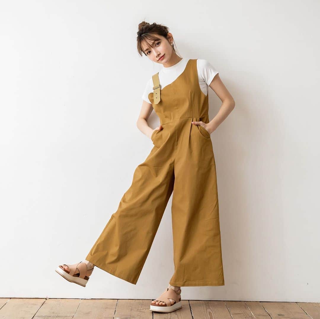 のインスタグラム：「【hot item🌷】 ☑︎オールインワン アシンメトリー 配色 ¥7,900+tax﻿ ﻿ ☑︎size M ☑︎color エクリュ・キャメル (品番:yjc711-0196) ﻿ ﻿ ……………………………………… ﻿ ﻿ アシンメトリーな肩紐が特徴的！ おうち時間におすすめ✨ノンストレスウェア﻿  ゆったりしたワイドシルエットで 着心地も抜群◎﻿ ﻿ ………………………………………﻿ ﻿ 詳細ページは画像をタップでご覧頂けます💡 プロフィールのURLからオフィシャルサイトでも ご購入可能です。﻿ ﻿ store→@joliechambre﻿ ﻿ ＿＿＿＿＿＿＿＿＿＿＿＿＿＿＿＿＿＿ produced by @joint_space × @goto_maki923﻿  #joliechambre #後藤真希 #真希コーデ #js_fashion #fashion #2020ss #code #coordinate #outfit #春服 #大人カジュアル #大人シンプル #大人コーデ #ファッション #コーディネート #コーデ #カジュアルコーデ #カジュアルファッション #ママコーデ #春夏コーデ #ゆるコーデ #大人可愛い #スタイリッシュ #サロペット #チノ #楽チンコーデ #ファッション部 #ファッションアイテム #アパレル」