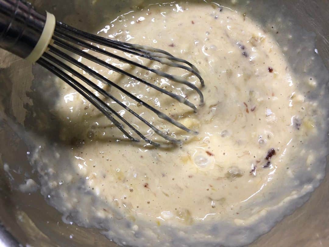 黄川田としえさんのインスタグラム写真 - (黄川田としえInstagram)「\\レシピあり☺︎// 『米粉バナナケーキ』  バナナケーキを焼いている方を見て私も焼きたくなったこの数日。やっと自分のレシピを探し出しました。 なぜかクランベリージャムが入っているレシピ。なぜ入れたのだろう。ジャムが余ってたのかなぁ。とにかくこれで焼いてみよう。  以前米粉のお仕事をしていた時期があり、幼い子どもたちに良くこの米粉ケーキを焼いていたのです。焼き上がると、あーこの香りだ。って思い出しました。  リーちゃんは覚えてくれてたけど、ライボーイは「あぁぁ、覚えてる」って、絶対覚えてない顔で言ってましたよ。笑  材料　17cmマーガレット型使用 米粉１００g ベーキングパウダー　小さじ１ バナナ　１本 いちごジャム（どんなジャムでもOK）　２０g 砂糖 20g 卵　１個 牛乳（or豆乳）　大さじ３ オイル（オリーブ、米、サラダ油など）　大さじ２  作り方 1️⃣ボールにバナナを入れてフォークで潰す。  2️⃣ジャム、砂糖、卵、牛乳、オリーブオイルを入れて、ホイッパーでよく混ぜ合わせる。  3️⃣米粉とベーキングパウダーを加えて、よく混ぜる。（写真③④）  4️⃣型にオリーブオイル（分量外）を塗って、混ぜ合わせた材料を流し込む。（写真⑤） もちろん型に紙を敷いてから流してもOK。  5️⃣１７０度で３０分焼く。型によるので様子を見ながら！  リーちゃんとデコレーションして楽しみました。  写真⑥→マーガレット型で焼いたので、チョコペンでデコレーション。  写真⑦→使った米粉はスーパーで買ったこちら。  たしかにバナナだけじゃなくジャムのアクセントもいいかもしれない。 なので、フルーツのジャムをもう少し増やして砂糖を減らしても良いなと思いましたが、若かった自分が考えて焼いてたケーキ。なんだか懐かしい美味しさでした。  おからパウダーを入れたりココアやチョコ入れたりアレンジもしてました。  米粉はダマにならないのでふるわなくても大丈夫です。 小麦粉よりもちもちの焼き上がり。 バナナ潰すのも楽しいし、お子さまとぜひどうぞ。 #tottoおやつ  #黄川田としえ #米粉バナナケーキ #米粉レシピ#グルテンフリー #子どもと作るおやつ　 #レシピどうぞ#わたしにできること#tottoレシピ」4月27日 16時01分 - tottokikawada