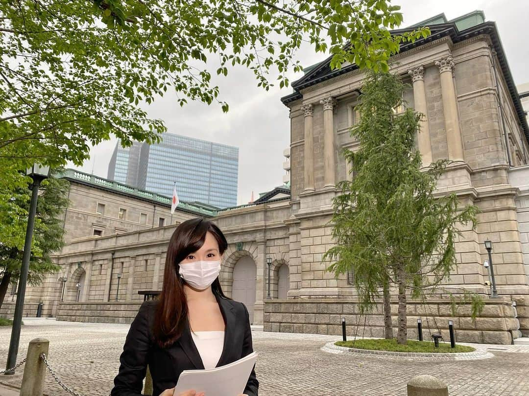 谷中麻里衣さんのインスタグラム写真 - (谷中麻里衣Instagram)「The Bank of Japan announced new stimulus measures. Reporting in a mask left me out of breath 💦 . 久しぶりの外出記念にたまにのお仕事風景✨ お仕事関連投稿は主にTwitterでしています😊 . 日銀の金融政策決定会合についてリポートしました！ . マスク苦しいのに、カメラがいつもより遠いのにつられて大きい声出しちゃって、息切れ😂 GWは、おうちじかん活かして肺活量のために頑張ろう❤️ . #麻里衣取材記録」4月27日 16時07分 - marieyanaka