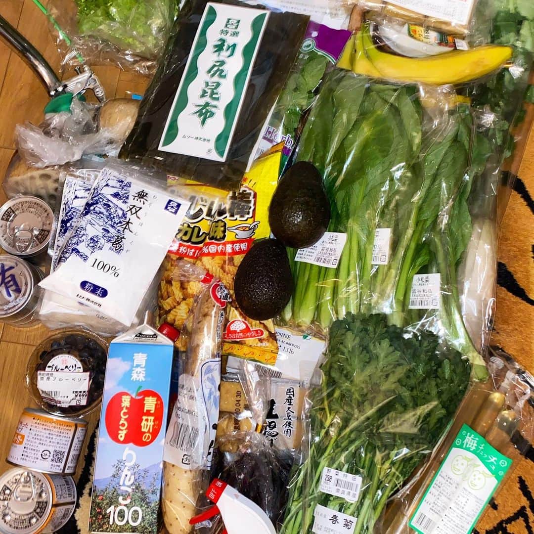 DJ DARUMAのインスタグラム：「本日買い出しDAY 玄関にて全商品除菌後の図 (家にウィルスを持ち込むのを少しでも減らす為  商品表面の付着に対する可能な限りの除菌です😷)」