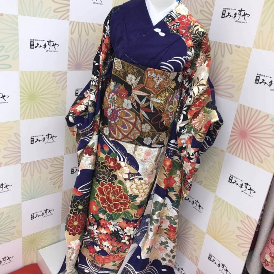 みますやさんのインスタグラム写真 - (みますやInstagram)「新作振袖のご紹介😌 白鳥高原赤のみで彩られた、二色トーンの振袖です😌  赤は定番ですがデザインが今までにない感じで個性的🍀  白地の部分も多いので、着たときに、見る角度によって違った印象になります😊  #振袖 #振袖コーデ #成人式 #振袖日和 #日本文化 #伝統工芸 #kimono #会津 #みますや呉服店」4月27日 16時14分 - mimasuya.sns