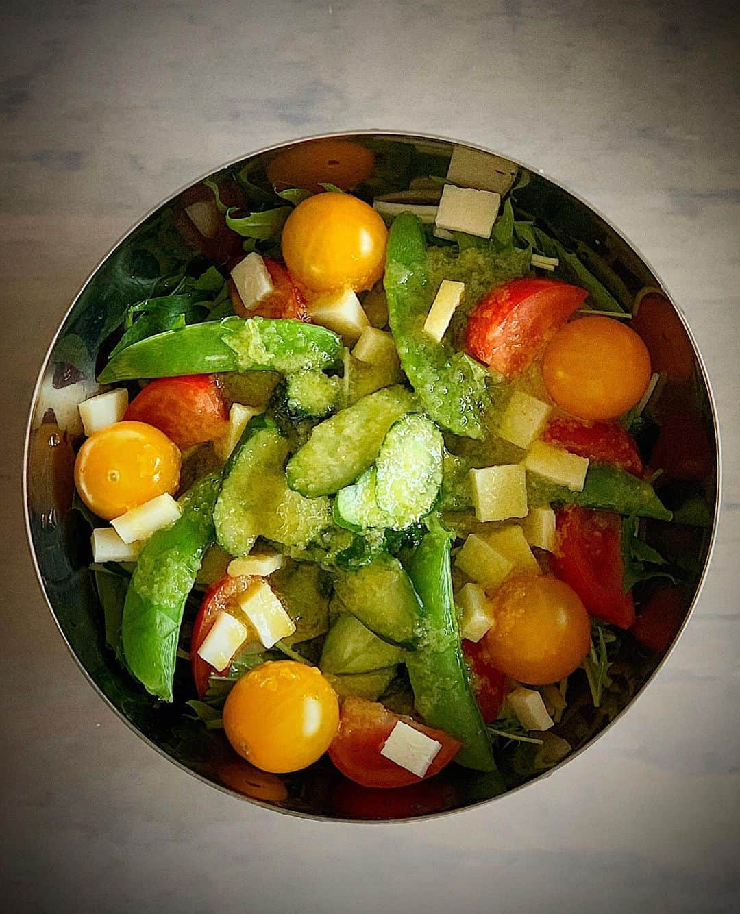 松本まりかさんのインスタグラム写真 - (松本まりかInstagram)「🥗水菜のサラダ🥗  #たまには水菜ベース #ノンレタス #ノンベビーリーフ #ノンルッコラ #オンリー水菜 #まだ残ってたスナップエンドウ #彩りのための黄色のプチトマト #フルーツトマトと普通のトマトの間くらいの糖度の熊本トマト #食事前に食べると痩せるらしい胡瓜 #お買い得一箱百円で買っちゃった大葉 #一箱ってどのくらいかって100枚 #1枚1円ね #頑張るから #6割以上生玉ねぎドレッシング #実身美 #ノウスのアマニオイル #緑果搾りオリーブオイル #果実まるごと製法りんご酢 #博多壱の蔵 #あんま美味しくなかった有機アップルビネガー #早く使い切りたい #オススメolivadoのアボカドオイル #ホワイトバルサミコ #モデナビオ #もう買えないこのモデナビオのホワイトバルサミコ #好きだったのに #輸入やめちゃったみたい #でもそれに代わる新しいホワイトバルサミコを真剣に探してるの #もう３つほどポチしましたテイスティングテイスティング #北海道産マリボーチーズもコロコロと」4月27日 16時20分 - marika_matsumoto