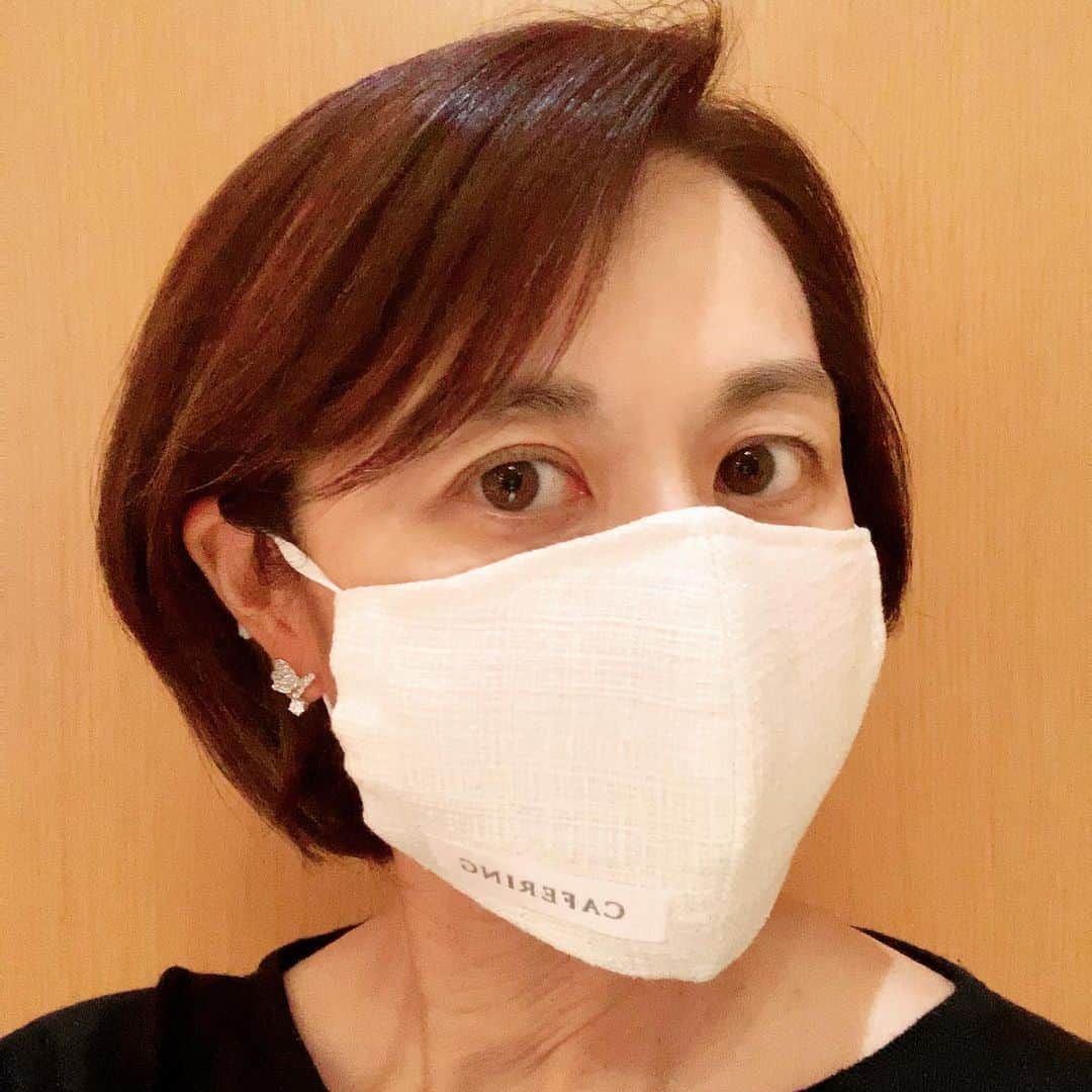王理惠のインスタグラム：「ハンドメイドマスク😷🙏 CAFERING青木千秋ちゃん、マスク部の皆さま、ありがとうございます❤️ 優しい色、キラキラがテンション上がるー🥰 #cafering  #パピヨンピアス」
