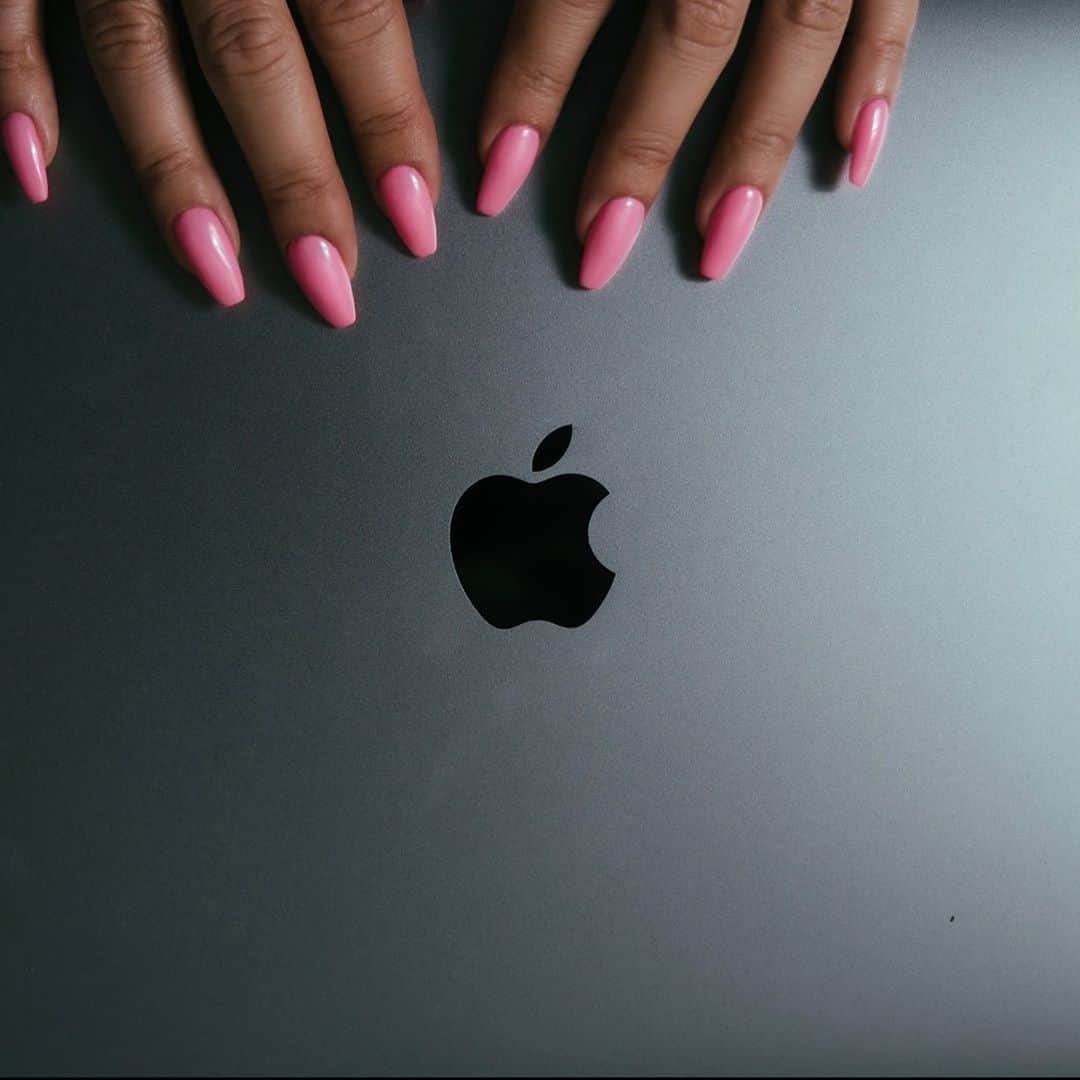 MARISのインスタグラム：「Pink nails for now #selfnails #stayhome 💅  ネイルサロンに行けず伸び伸びだったので💅  ゴロゴロしたりグダグタしたりおうち時間はもうたっぷりしたので、 家でできるだけ仕事したり時間を有効に使おう♡♡♡ 未来のための準備👌😳👌 #nails #selfnails #ネイル　#stayhome #workhard」