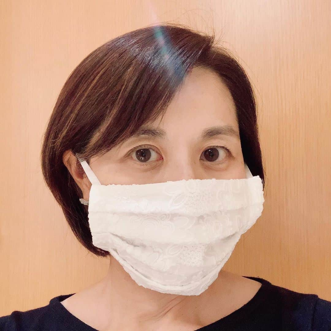 王理惠さんのインスタグラム写真 - (王理惠Instagram)「ハンドメイドマスク😷🙏 素敵なレースのマスクは穏やかな気持ちになれる🥰 橋元清美さん、ありがとうございます❤️」4月27日 16時25分 - rieoh19700307