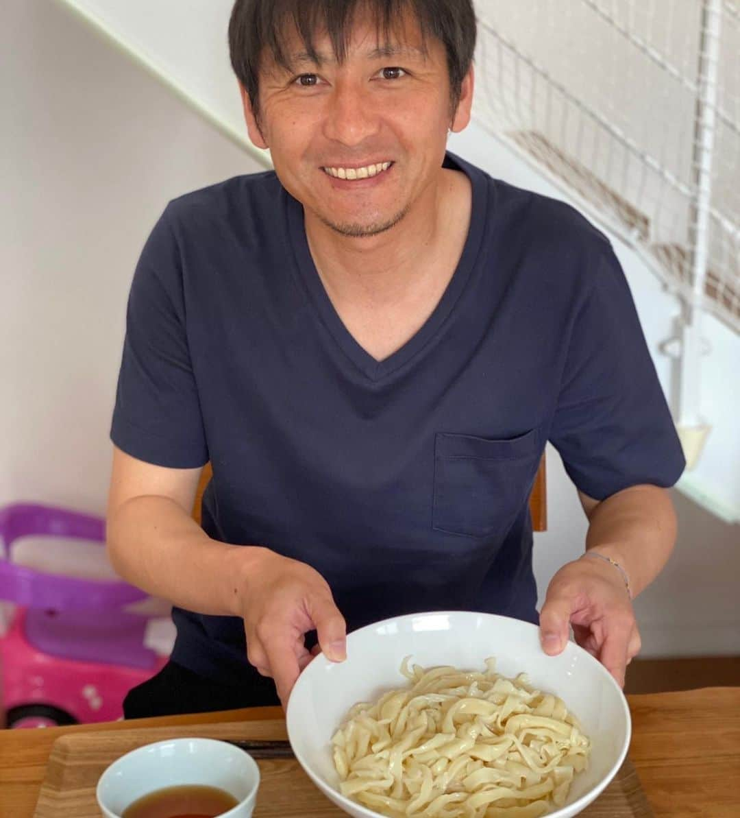 中田浩二さんのインスタグラム写真 - (中田浩二Instagram)「親子でうどん作りました〜！ @ksuke1977 のYouTubeみながら、家族で楽しく！ 初めてにしてはまあまあかな〜 次はもっと上手くできるように頑張ろう！  #うどんチャレンジー繋がりー  #親子クッキング  #おうち時間」4月27日 16時25分 - koji.nakata_official