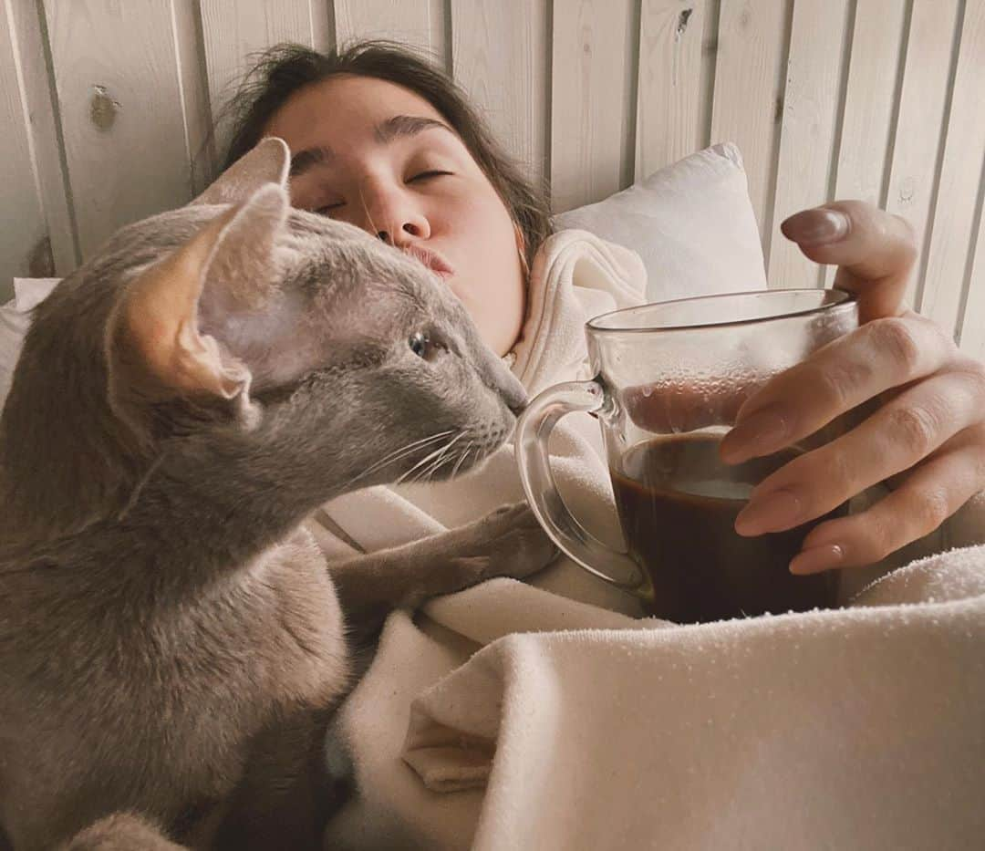 スタニスラワ・コンスタンチノワのインスタグラム：「Coffee + book + cat = perfect morning☀️❤️ #vintagevibes #neutralstyle #perfectmorning」