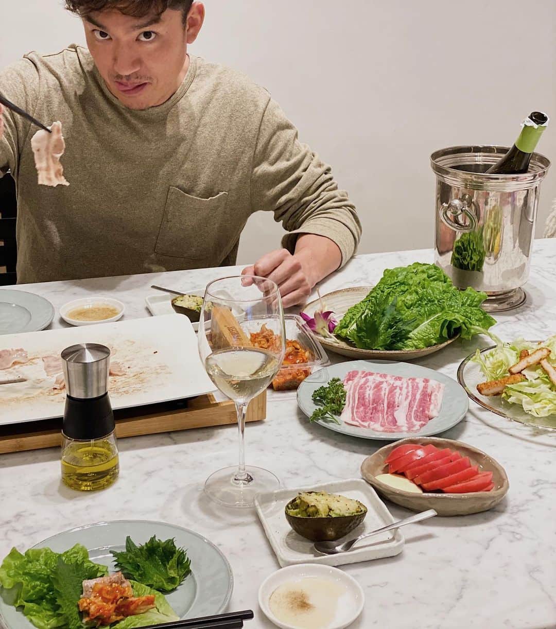 中川珠里さんのインスタグラム写真 - (中川珠里Instagram)「.﻿ 🍾﻿ ﻿ さっきのお肉はこんな感じに。﻿ ランチ腹パン&夕方早めだったので﻿ 軽くこれだけで頂きました。﻿ また作ってるクリスプサラダ。凝り性🤣﻿ ﻿ ﻿ ﻿ 週末は2日連チャンでナチュール🍾﻿ 白とオレンジ🍊をおすすめでオーダーして﻿ わたしは白の方が好きだったかも。﻿ ﻿ おすすめあったら知りたいです😙😙﻿ ﻿ #Vinnature﻿ #ナチュール初心者﻿ #土曜の晩はお家サムギョプサル﻿ #3枚目の顔ちょっとイラつく笑😂 #これもよくやる顔 #アボガドグラタンも2日連続失敗したから🤣」4月27日 16時29分 - juri1104
