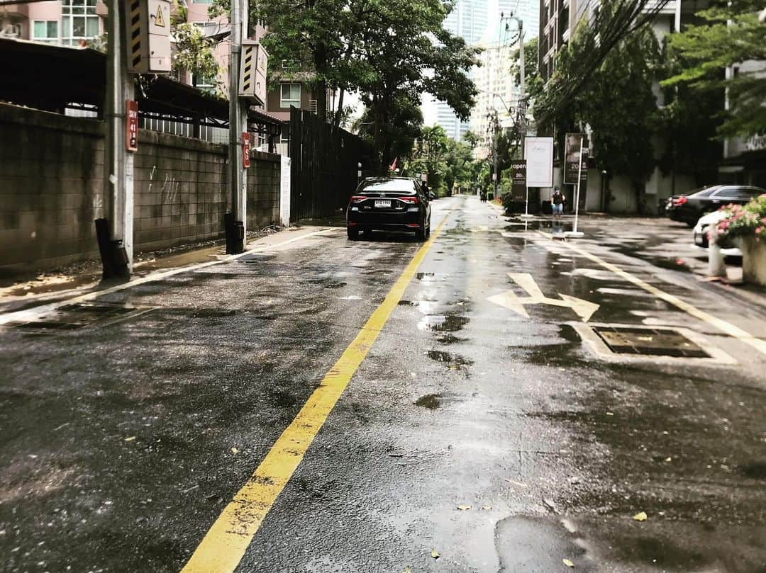 新井利佳さんのインスタグラム写真 - (新井利佳Instagram)「#bangkok #bangkokthailand #sukhumvit #paksoi #rainyseason #monsoon #bangkoklife  #雨季 #雨季來了 #下雨 #曼谷生活 #泰國 #沒有塞車  #バンコク生活 #買い物 #ロックダウン #タイ #バンコク #雨上がり #拜託拜託 #放寬限制 #雨天  タイのロックダウンが今後どうなるのか…。 今、アルコール類が全く買うことが出来ないので、それがいつ解除されるのか。 明日の会議で本決定するみたいなので、アルコール類がいつから買えるのか毎日心待ちにしている私です。 新たな感染者数は今日9人なんで、規制緩和してほしいな。  明日の朝ごはんに大好きなサラミ とチーズとバケットを買いに駅まで行ってきたら、また急なスコール☔️ 雨季は10月頃まで続くのですが、この時期長ズボン的な長い洋服はあまり着ないし、サンダルもおすすめしません。 理由は： 雨の後、歩くとふくらはぎの辺りに泥がはねて真っ黒になります😫  あまりにも急激な降水量だったりすると、排水の悪い道路はたちまち冠水してしまうのですが。 もし、切り傷や発疹などがあると感染症にかかってしまうリスクがあるので、サンダルはあまりお勧めしません。  スコールなので、あっという間15分〜1時間くらいで止んでしまうので、雨が降り始めたら時間が潰せるショッピングモールに逃げ込むのがおすすめですよ👍  雨が止むのを買い物しながら待っていたら、余計な物を買ってしまった…😂」4月27日 16時37分 - rika.arai