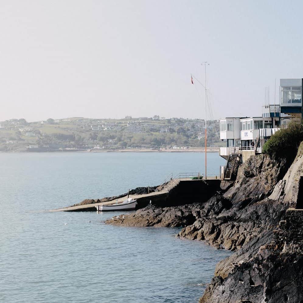 のインスタグラム：「One of our favourite places to sail has to be Abersoch in N.Wales. We would love to know where you enjoy sailing? Let us know by commenting below 👇🏼 #sail #sailing #destination #sailor #uk #abersoch #northwales #ocean #sea」