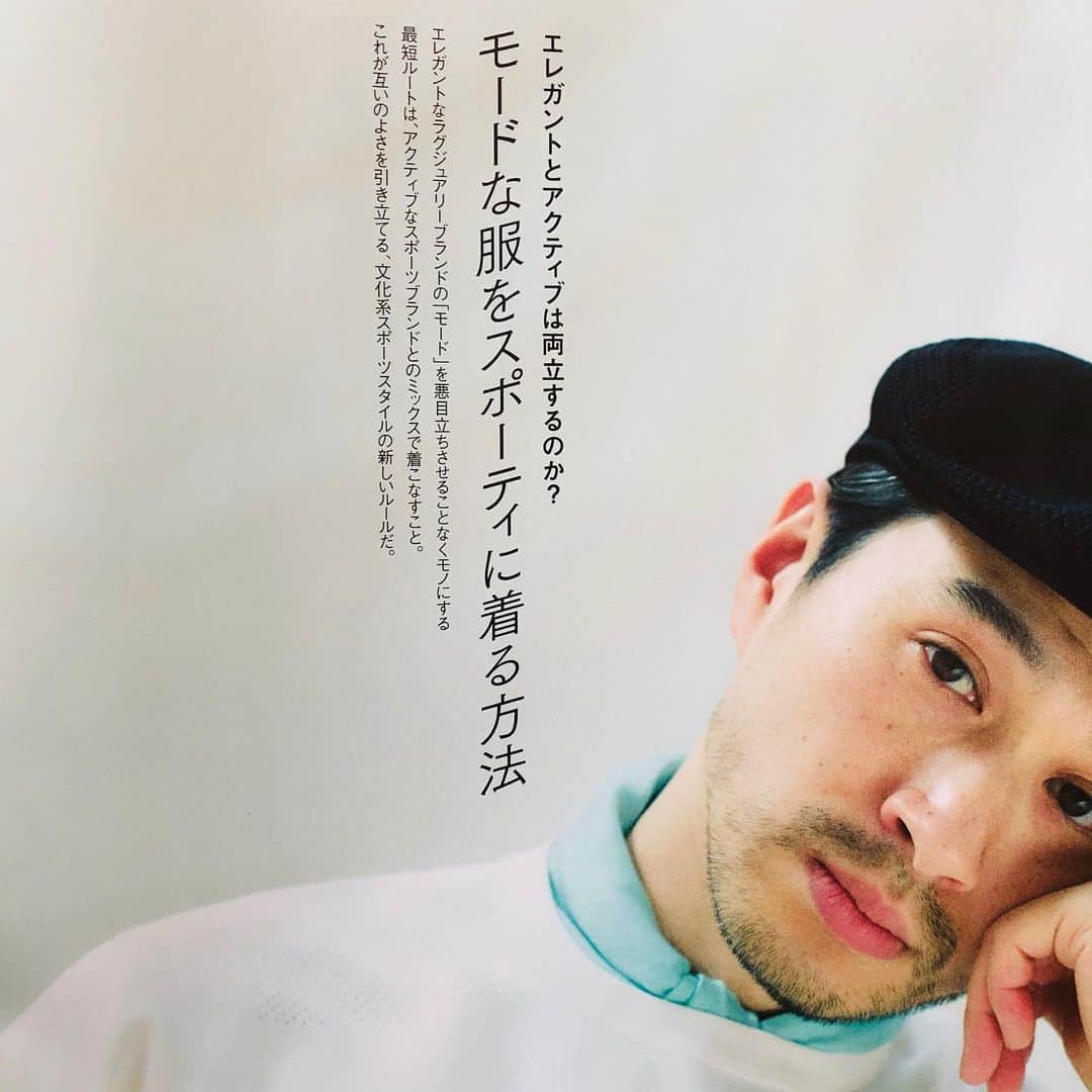 UOMOさんのインスタグラム写真 - (UOMOInstagram)「【#自宅でエディター私物／#26／adidas Originalsのサンダル「アディレッタ ブースト」／編集中野】在宅勤務を続ける UOMO の編集者たち。愛用する私物を自宅から紹介！―― 外出自粛でスポーツ好きなみなさんは早く身体を動かしたくてウズウズしているかもしれません。UOMO6・7月合併号の大特集は『文化系スポーツウェアのルールブック』。体育会系ではなくて、文化系？　サブタイトルは”ガチで運動しなくても、着て楽しめばいいじゃない”。まさに今の状況にぴったりのスローガンです。スポーツウェアはなにも外で着るのがすべてじゃない、おうち時間でも大活躍します。もちろん、収束後はこのルールブックを参考に街にお出かけしたいですね。  かくいう僕はスニーカーですら数足しか持っていないし、普段からスポーツとはかけ離れた生活を送ってきました。そんなガチ文化系編集者の自分と、ネットゲームが得意なガチ文化系スタイリストが一緒に作ったのが大特集内の『モードな服をスポーティに着る方法』というページ。大好きなラグジュアリーブランドのモードな日常着と、誰もが知るスポーツブランドのアイテムをミックスコーディネート提案させていただきました。  そこで登場するのがアディダスの定番サンダル、アディレッタ。今回はお馴染みの3本ラインではなく、レザーアッパーにブーストソールが心地よいアディレッタ ブーストをピックアップ。まあ機能というより正直、完全にモード感のある見た目で選んでいます。モードブランドのスポーティなアイテムとスポーツブランドのモードなアイテムをミックスすることをテーマに、誌面では某ラグジュアリーブランドのとろけるようなジャージースラックスと合わせています。エレガントとアクティブは両立するのか？　ぜひ、チェックしてみてください。  そんなサンダルを、僕はリモートワーク中の自宅でのスリッパ代わりに愛用中。さすがに部屋着でスラックスをはくまでジェントルマンになりきれないので、たまにサックスブルーのロングホーズなんかを合わせたりして、今もキーボードをたたいています。これも立派な文化系スポーツスタイル。安心できる夏が来たら、ジャージースラックスに素足でこれを履いて出かけたいです。  #adidas  #adidasoriginals  #アディダス  #アディダスオリジナルス #サンダル #アディレッタ ＃文化系スポーツウェア#stayhome #おうち時間 #在宅勤務 #リモートワーク #在宅UOMO #編集中野」4月27日 16時43分 - uomo_magazine