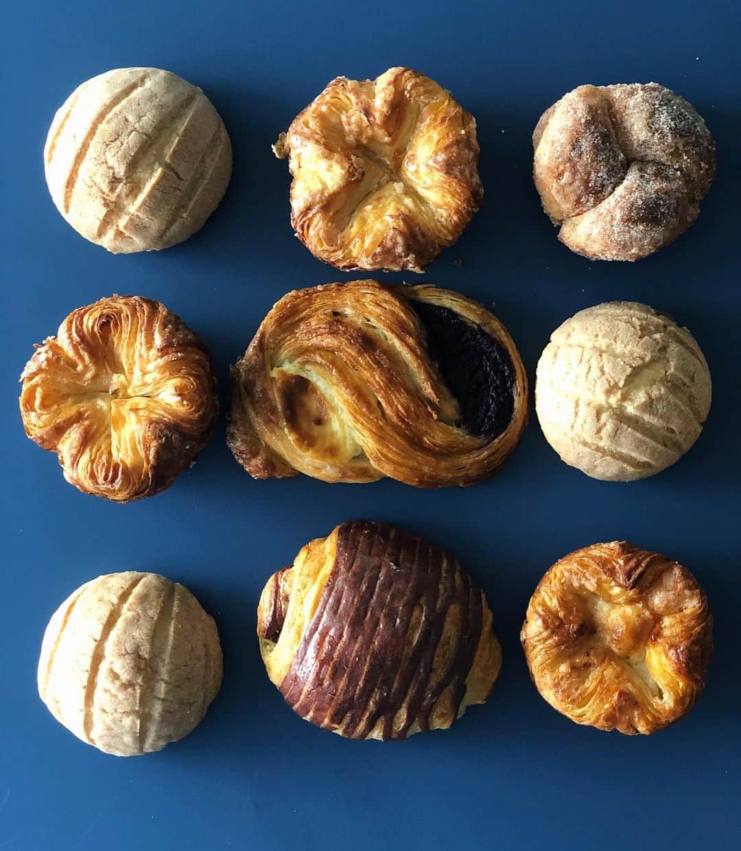 Antonietteのインスタグラム：「Still life with pastries. 🖼 🎨 🥐Quality bread and pastries delivered by The Bakers Collaborative @pandelbarrio_  and @savwar_fer. All delicate, flaky and of course, delicious! Apple morning cinnamon bun; kouign amann; brie and blueberry danish; pain au chocolat and cinnamon conchas. #supportlocal」