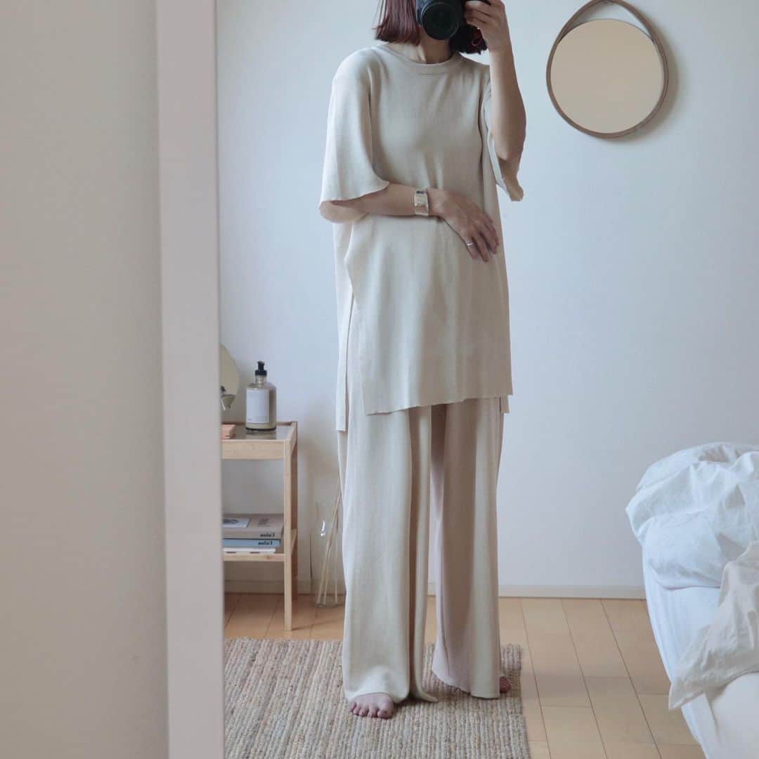 のインスタグラム：「. . 自宅で過ごす日は ゆったりとしたセットアップを着ることが多いです🌿 . . こちらは @selectmoca さんのもの。 落ち感のある麻混素材で着心地も◎ . . . . #roomwear #setup #selectmoca #おうち時間」