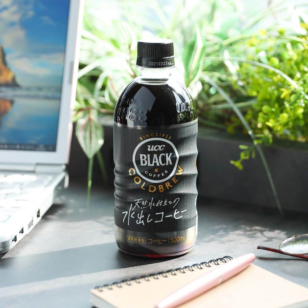 UCC上島珈琲さんのインスタグラム写真 - (UCC上島珈琲Instagram)「.﻿ ＼BLACK COLD BREW発売中☕️／﻿ ﻿ どこまでも澄み切ったクリアな味わいが特長の「BLACK COLD BREW 500mlPET」が発売中❗️﻿ ﻿ COLD BREWとは、コーヒーを低温で抽出する、いわゆる水出しコーヒーのこと☕️﻿ 低温で抽出することで、苦味を抑えつつ「豊かな香り」を閉じ込めました♪﻿ 抽出には天然水を100%使用し、水出しコーヒーならではの雑味のないすっきりとした味わいを実現しています👏﻿ 飲みやすく澄み切った味わいなので、ごくごく飲みたいこれからの季節に最適です☀️﻿ ﻿ 水出しコーヒーならではの、雑味のないすっきりとした味わいをお楽しみください😆﻿ ﻿ #BLACKCOLDBREW﻿ #BLACK無糖﻿ #ブラックコーヒー﻿ #香料無添加﻿ #天然水﻿ #水出し﻿ #ドリップ﻿ #すっきり﻿ #シンプル﻿ #リフレッシュ﻿ #アイスコーヒー﻿ #コーヒー﻿ #コーヒーブレイク﻿ #コーヒータイム﻿ #家淹れコーヒー﻿ #コーヒーのある暮らし﻿ #コーヒー好きな人と繋がりたい﻿ #コーヒー大好き﻿ #コーヒー豆﻿ #コーヒー部﻿ #coffee﻿ #coffeetime﻿ #coffeelover﻿ #coffeegram﻿ #coffeestyle﻿ #ucc﻿ #ucc上島珈琲﻿ #uccコーヒー﻿」4月27日 17時00分 - uccueshimacoffee