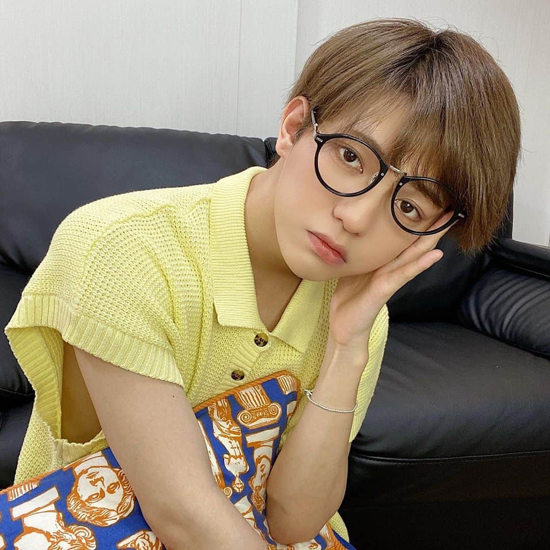 こんどうようぢのインスタグラム：「おうち時間なので投稿する写真を お家撮影してみたんですけど 背景寂しすぎて泣いた。 眼鏡ずれてるのはわざとです。」