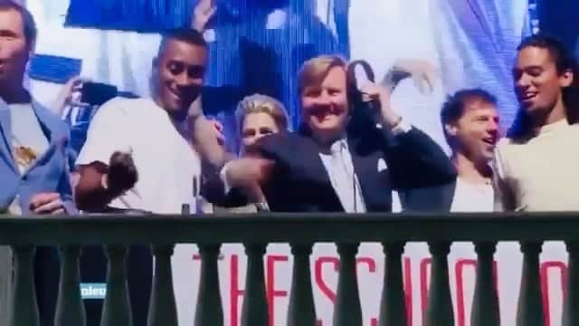 サネリー・ジェームズのインスタグラム：「Happy Birthday King! Next year another b2b 😂...Fijne Koningsdag at home. 🧡👑」