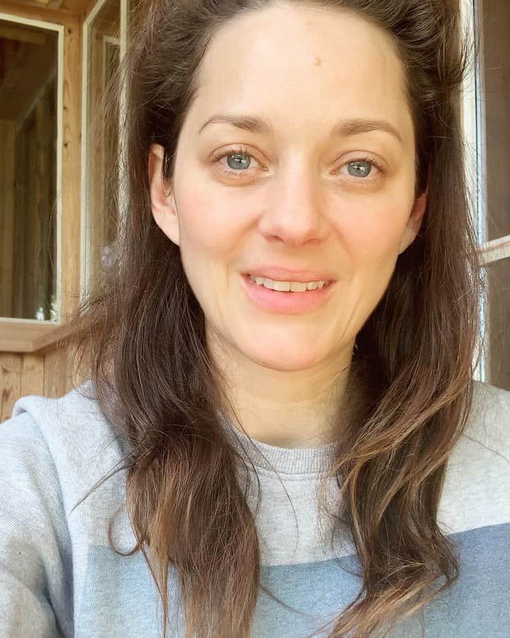 マリオン・コティヤールのインスタグラム：「Salut à tous, j’ai participé à une jolie initiative que je vous partage ici. Dès maintenant et jusqu’au 8 mai, vous pouvez participez si vous le souhaitez, à la grande tombola @starssolidaires organisée en collaboration avec @assoconnect et @protegetonsoignant. +de 100 personnalités se sont prêtées au jeu en offrant des objets ou des expériences collectors. Tentez votre chance en achetant un ou plusieurs tickets sur le ou les lots de votre choix sur le site www.stars-solidaires.com  1 ticket = 10 euros reversés directement à la cagnotte @protegetonsoignant pour continuer à poursuivre nos actions pour le personnel médical ! #starssolidaires #protegestonsoignant Lien dans ma bio ♥️」