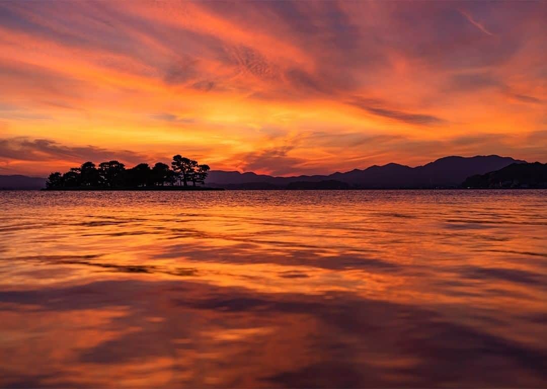 JALさんのインスタグラム写真 - (JALInstagram)「. The red glow of the sunset over Lake Shinji. #MyAprilAdventure  夕日に赤く染まる #宍道湖✨ . #おうちで旅体験 #自分色の旅先バトン #JapanAirlines といえば赤！ 次のバトンは、@relux_jp さんにお渡しします！ どんな旅先を紹介してくれるのか楽しみです👀 . . Post your memories with #FlyJAL  #japan #shimane #sunset_madness」4月27日 17時29分 - japanairlines_jal