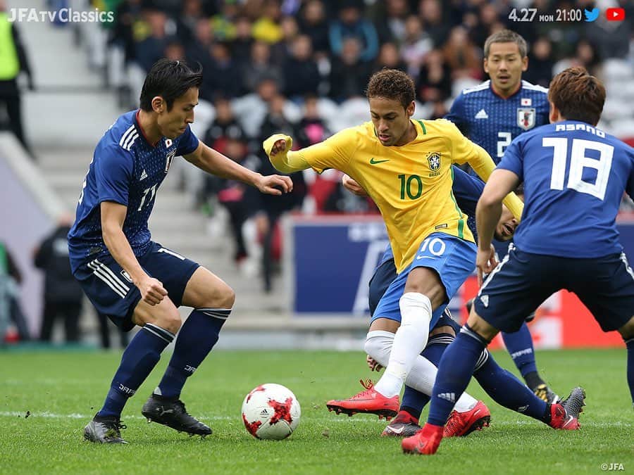 日本サッカー協会さんのインスタグラム写真 - (日本サッカー協会Instagram)「#槙野智章 選手が2017年の国際親善試合ブラジル代表戦を振り返る ・ 📺#JFATVClassics｜本日21:00～フルマッチYouTube/Twitterにて配信⚡ ・ 第8回は2017年11月10日にフランス北部のリールで行われた国際親善試合です。当時FIFAランク2位のブラジルに対しヴァイッド・ハリルホジッチ監督率いる日本はFIFAランク44位。今回は槙野智章選手に当時を振り返っていただきました。 ・ ナビゲーター：槙野智章選手（#浦和レッズ ） －－－－－－ FIFAワールドカップロシア2018まであと半年という段階で迎えた一戦で、日本代表がブラジル代表を相手にどこまで戦えるのかということを測る試合になりました。日本はワールドカップ出場は決めたものの、まだ攻撃面も守備面もチームとしてはさらに成熟させなければいけない状況でした。そして相手はブラジル。自分たちよりも力のあるチームに対して、どこまでやれるのか、今の自分たちはどの辺にいるのか、そういうものを測れるという点ではチームみんなのモチベーションはかなり高かったことを覚えています ・ 個人としてもチームとしても格上であり、世界との差を感じましたが、通用した部分もあり、この試合を戦う中で超えられなかった壁を打ち破ることができたことも事実です。ボールが無いところでの駆け引き、FWの選手だけでなく、DFもボールのないところでの駆け引きこそが、相手FWを苦しめる一つの闘いだということを強く感じ、プレーを重ねる中でそうしたプレーの精度も高めることができました。 また、この試合でゴールを決めたのですが、セットプレーでの攻撃の際のポジショニングやタイミングは自身として成長できた部分だと思います。 ・ 球際、スピード、ボールのない所での駆け引き、などサッカーの魅力がたっぷり詰まった試合だと思います。 全ての局面で僕たちがどう闘っているのか、をぜひ御覧ください。 －－－－－－ 視聴は#YouTube チャンネル【JFATV】／サッカー日本代表 Twitter【jfa_samuraiblue】で ・ #StayHome #うちで過ごそう #SportsAssistYou #いまスポーツにできること #daihyo #samuraiblue」4月27日 17時35分 - japanfootballassociation