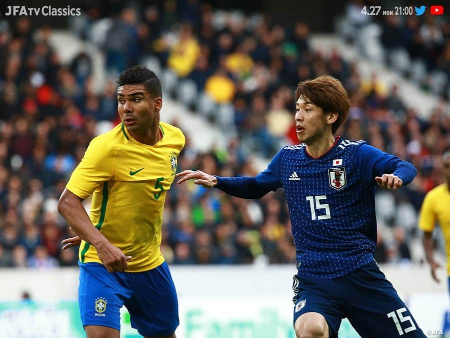 日本サッカー協会さんのインスタグラム写真 - (日本サッカー協会Instagram)「#槙野智章 選手が2017年の国際親善試合ブラジル代表戦を振り返る ・ 📺#JFATVClassics｜本日21:00～フルマッチYouTube/Twitterにて配信⚡ ・ 第8回は2017年11月10日にフランス北部のリールで行われた国際親善試合です。当時FIFAランク2位のブラジルに対しヴァイッド・ハリルホジッチ監督率いる日本はFIFAランク44位。今回は槙野智章選手に当時を振り返っていただきました。 ・ ナビゲーター：槙野智章選手（#浦和レッズ ） －－－－－－ FIFAワールドカップロシア2018まであと半年という段階で迎えた一戦で、日本代表がブラジル代表を相手にどこまで戦えるのかということを測る試合になりました。日本はワールドカップ出場は決めたものの、まだ攻撃面も守備面もチームとしてはさらに成熟させなければいけない状況でした。そして相手はブラジル。自分たちよりも力のあるチームに対して、どこまでやれるのか、今の自分たちはどの辺にいるのか、そういうものを測れるという点ではチームみんなのモチベーションはかなり高かったことを覚えています ・ 個人としてもチームとしても格上であり、世界との差を感じましたが、通用した部分もあり、この試合を戦う中で超えられなかった壁を打ち破ることができたことも事実です。ボールが無いところでの駆け引き、FWの選手だけでなく、DFもボールのないところでの駆け引きこそが、相手FWを苦しめる一つの闘いだということを強く感じ、プレーを重ねる中でそうしたプレーの精度も高めることができました。 また、この試合でゴールを決めたのですが、セットプレーでの攻撃の際のポジショニングやタイミングは自身として成長できた部分だと思います。 ・ 球際、スピード、ボールのない所での駆け引き、などサッカーの魅力がたっぷり詰まった試合だと思います。 全ての局面で僕たちがどう闘っているのか、をぜひ御覧ください。 －－－－－－ 視聴は#YouTube チャンネル【JFATV】／サッカー日本代表 Twitter【jfa_samuraiblue】で ・ #StayHome #うちで過ごそう #SportsAssistYou #いまスポーツにできること #daihyo #samuraiblue」4月27日 17時35分 - japanfootballassociation