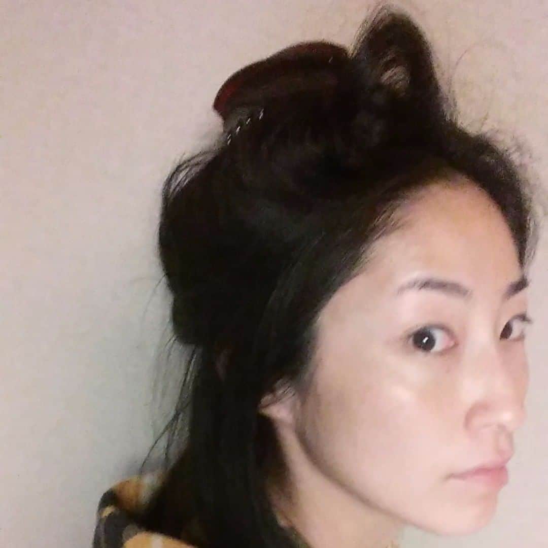 佐藤寛子さんのインスタグラム写真 - (佐藤寛子Instagram)「筋トレしてたらいつのまにか髪型がおしゃれになってた。髪留めの位置な。 ｶﾘｽﾏｯ(・∀・)ｷｬｯ  #筋トレ#髪型#二度と出来ない#どうしてこうなったの#カリスマ」4月27日 17時37分 - memeco.s