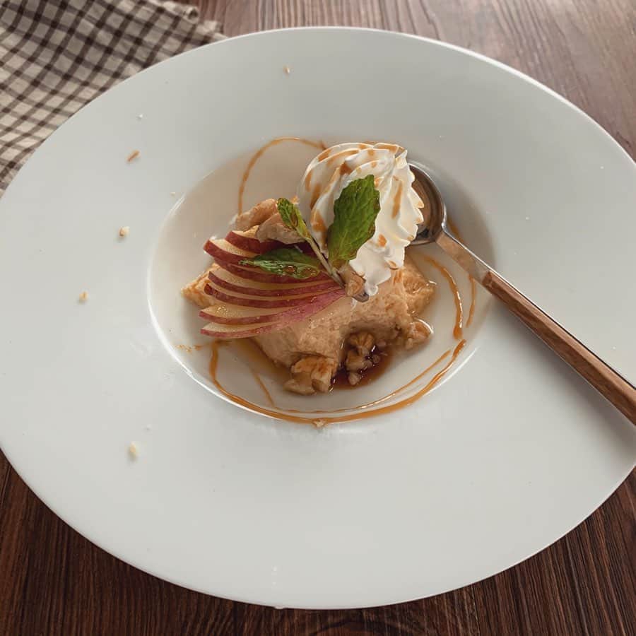 のインスタグラム：「#プリン 失敗したプリン 可哀想だからクリーム乗せた🍮 #失敗プリン すが入りまくりのスカスカ仕上がり え？カラメルどこいきました？ #ということで #久しぶりに作ったら #すかすかプリンが出来たんだよね でも味は懐かしくて美味しいって 「子供の頃に自分で作った味だ！」と犬おじさん　 #え #嬉しくないやつ」