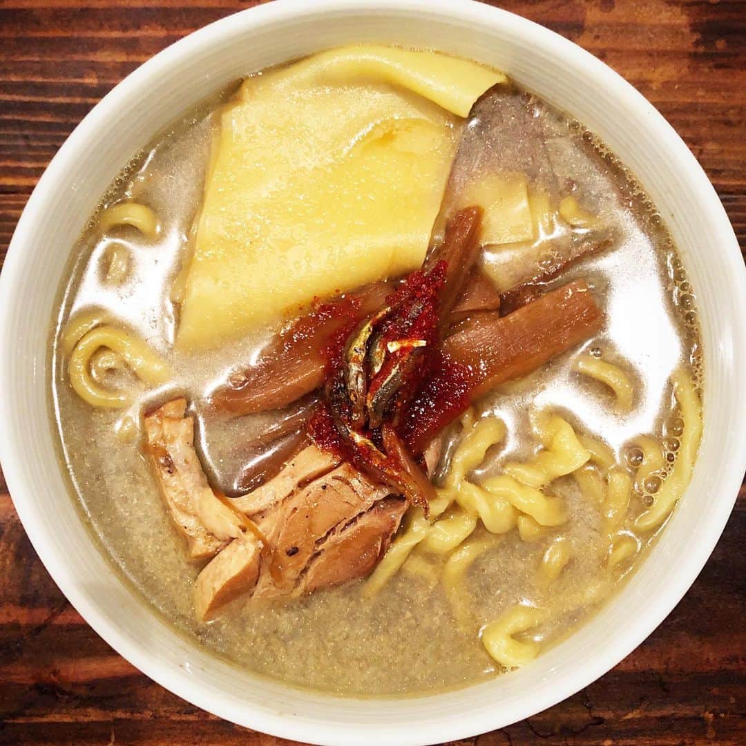 乾雅人のインスタグラム：「煮干ラーメン凪を取り寄せた。 瞬間冷凍スープは焼豚とメンマ入り。麺も冷凍で箱詰め。 どうなんやろかなと思って作ったら凄いクオリティだった。そもそもこのタイプのラーメンは好き嫌いが分かれると思うけど、こういう瞬間冷凍なんてのが増えると細かく素タレを小袋に、具も別で、割るスープ、麺…も分けてとか要らなくなるな。冷凍物は保健所の許可がまた別みたいだけど、コロナ騒ぎが落ちついたら準備するお店も増えるかも。」