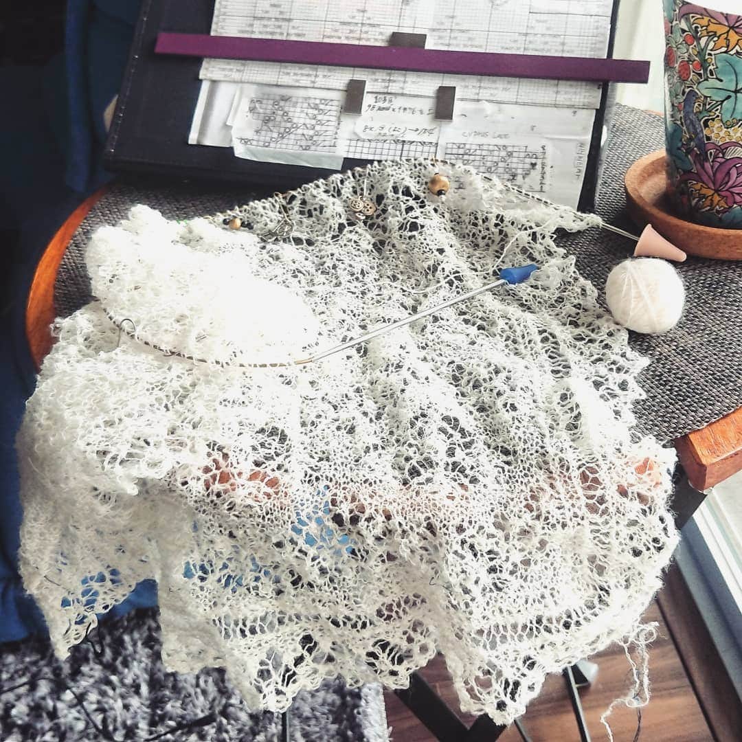 のインスタグラム：「Let's do this little by little until the next yarn start 🧶 This Shetland lace is very slowly～😝 Because the yarn is my spun and knitted. It's fine stitches and thin yarns.  But I'm looking forward to that being completed 💙 * 次のshawlを始めるまで、ちょっとゆっくりこちらを。。。 このShetland lace はゆっくりじっくり。なぜなら自分でほっそく糸をつむいで、それで細かぁく編んでいるから…丁寧に。 出来上がるのがたのしみだけど、、、まだまだかかるだろうな(笑)  #shetlandlace #shetlandknit #shetlandlaceknitting #shetlandyarn #shetlandlaceknittersofinstagram #shetlandwoolweek #shetlandsheep #spinningwheel #spinningwool #hundspun #shetlandlaceshawls #ashfordspinningwheel #シェットランドレース #シェットランドウール #紡ぎ車 #編み物作家」