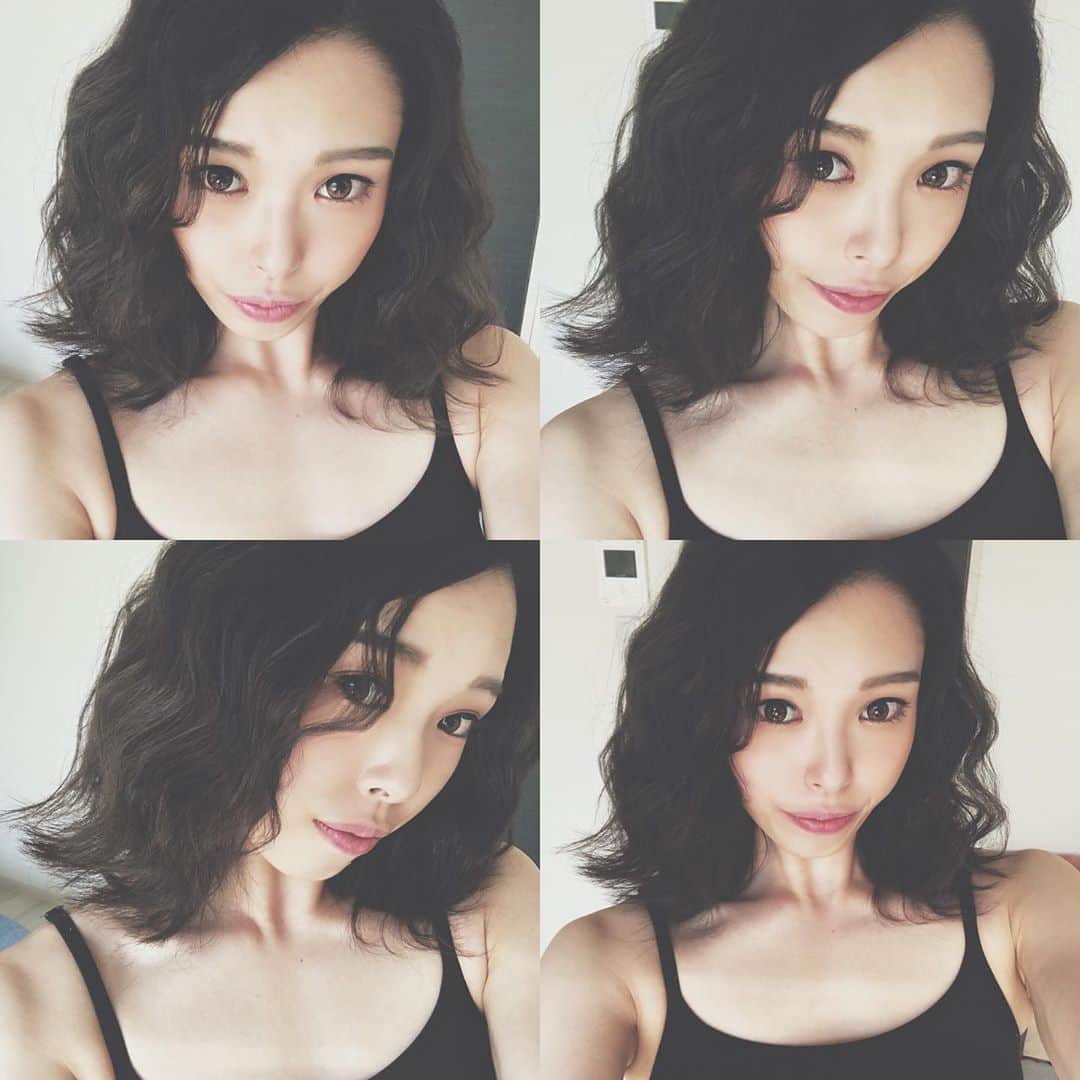 川戸沙羅のインスタグラム：「#おうち時間 に夫が私の髪の毛をセットしてくれた💆🏼‍♀️(初回なので伸び代ありw)  普段は1人で家に居る事が多いけど自粛期間中手先が人1倍以上に器用な夫が居てくれて助かる事がいっぱいあった🤣✨ありがとっっ🌟  #このMVのグラフィティ全部俺が書いたんだぁってたまたま見せてくれてビックリ #私の書くドラえもんほぼ化け物 #おうち時間で大切なコミュニケーション #👌👌👌 #domico #paperrollstar #stayhome #stayhomeselfie  #graffiti #graffitiart #homeworkout #musicvideo」