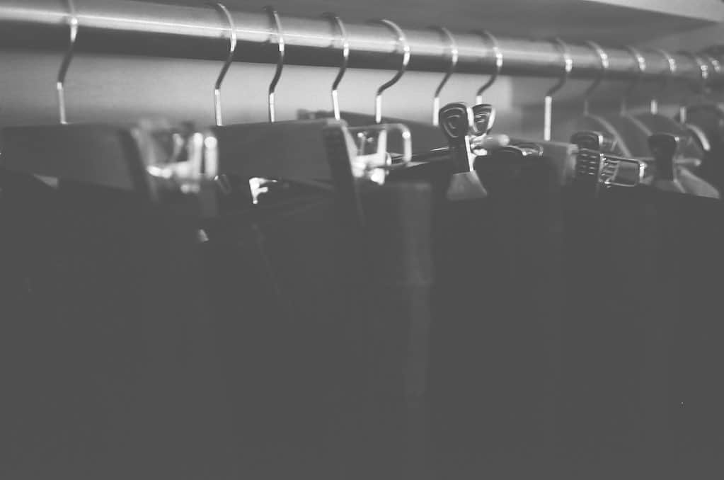 鈴木仁のインスタグラム：「. 外出る時悩む時間って楽しいよね 今は家の中で着替えてみるそれだけでも楽しい  あ、ハンガーばらばら 統一しとけばよかった、、笑」