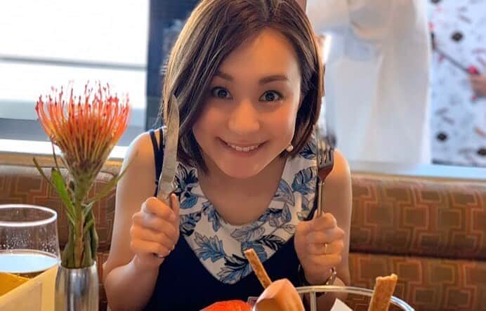 古屋敷沙耶さんのインスタグラム写真 - (古屋敷沙耶Instagram)「写真は、1年ほど前に行ったハワイで、美味しそうな食事を前に興奮しているところ。笑 また行きたいな😭 . . . さて♫ 最近おうち時間が増えて、自炊する機会が増えている方が多いと思いますが、、 毎日のことだから、少しでも楽したい😂 そして、少しでも節約したい🤔 ですよね😭！！ 、、ということで！ . . . 明日28日(火)のスイッチ音タイムのメッセージテーマは、 「オススメ簡単レシピ」🍴💞 . . . 是非みなさんで色んなレシピをシェアしましょう！！❣️ 私も皆さんのオススメを献立にさっそく取り入れたいと思います♫ . . . mail:on@mrt.jp fax:0985-28-7333 . . . お昼12時〜O.A！！ . . . #オススメ#簡単レシピ#節約レシピ #手抜きレシピ#簡単料理#おすすめレシピ #おかずレシピ#お菓子レシピ#おつまみレシピ #何でもOK」4月27日 17時44分 - mrt.furuyashiki