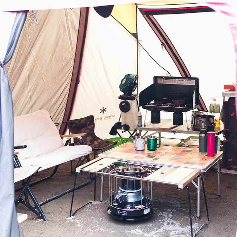 キャンプ情報サイト［ランタン］さんのインスタグラム写真 - (キャンプ情報サイト［ランタン］Instagram)「CAMP SMILE STYLE ／ 子どもたちと日常では 体験できないことを取り入れる ＼ いろんなキャンパーのキャンプスタイルを現地取材と一般キャンパーからの投稿で数多く掲載してます。 . . 詳しくは @lantern.camp  webサイトをご覧ください . . #camp #camping #outdoor #travel #trip #lantern_smile #nature #キャンプ #キャンプ用品 #アウトドア #テント #自然 #旅行 #キャンプ初心者  #キャンプ好きな人と繋がりたい #青川峡キャンピングパーク #三重県 #いなべ市 #スノーピーク #スラックライン #ランドロック #タクード #ファミリーキャンプ #ファミキャン」4月27日 17時46分 - lantern.camp