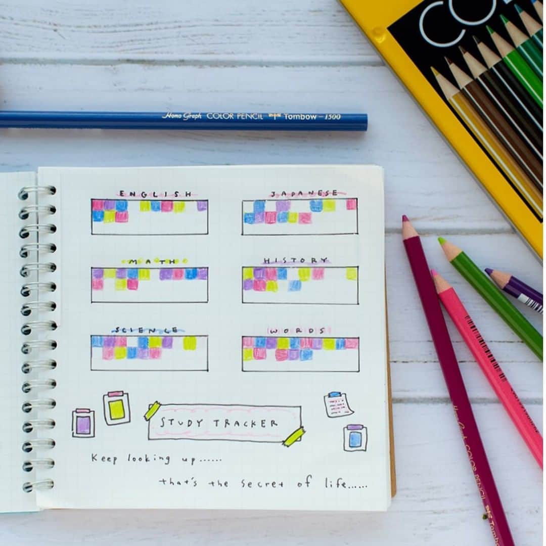 トンボ鉛筆さんのインスタグラム写真 - (トンボ鉛筆Instagram)「色鉛筆で簡単「ハビットトラッカー」🖌️ 日々の家事や勉強、習慣にしたいことなど、いつ何をやったかが一目でわかり便利な「ハビットトラッカー」。 色々な描き方がありますが、一番シンプルなマス目のハビットトラッカーは書くのも簡単で、色を塗るのもなんだか楽しくてやる気が出ます◎ 色鉛筆で塗ると手帳でも裏写りせずおすすめです📖 毎月のテーマカラーを3～4色に絞り、その中から毎日気分で色を塗ると、自然とまとまりのある仕上がりになります✨ . . . #habittracker #habits #bujo #bujojunkies #bujoinspiration #coloredpencil #色鉛筆 #ハビットトラッカー #ハビットトラッカー作り #バレットジャーナル #bujoforstudents #バレットジャーナルの中身 #手帳の中身 #手帳生活  #手帳タイム #手帳時間 #勉強垢さんと繋がりたい  #勉強モチベあげ」4月27日 17時47分 - tombowpencil