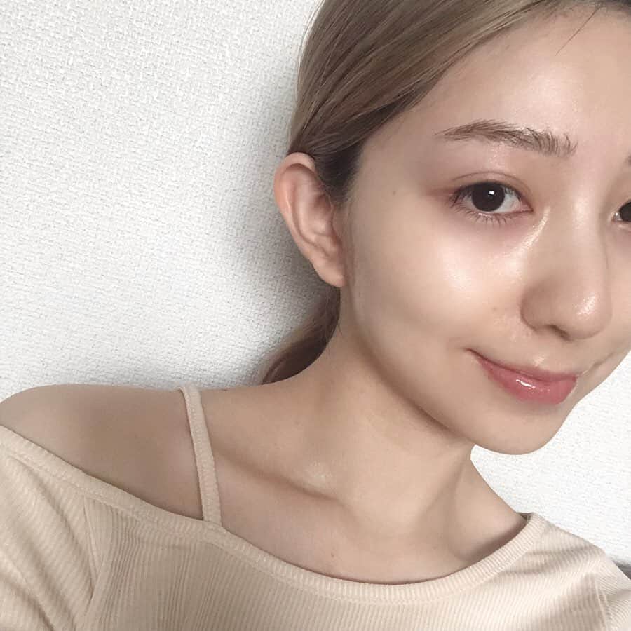 松尾 瞳さんのインスタグラム写真 - (松尾 瞳Instagram)「POLAから、 4月1日に新発売されたホワイトショットQXS、、🤍 . このマスクはミニサイズだから、 お顔全体のケアにも、部分的に気になるところだけでも、ニーズに合わせて使えるのが◎ . そしてホワイトショットは20年間「美白」を研究し続けていて発売以降数々のベストコスメを受賞してるブランドだから期待大、、！ . という事でわたしは少し前からお試しさせて頂いてたんですが、美容液をたっぷりひたひたに含んだシートが肌にぴたっと密着して、使用後はツヤツヤお肌に☺️🌿(２枚目に使用直後、３枚目に使用動画も載せてます) . 価格は2枚×20包で¥6,800だから、値段だけみると決して安くはないとは思うんだけど、、未来の理想のお肌のためには今投資しなきゃなので、わたしは良い商品であれば普段からあまりお値段は気にしません。 . なので、今までなかなか美白ケアに効果を感じられなかった人も、これはぜひ一度試してみてからお値段判断してほしいアイテム🥺🌿🤍 . そして、プレ花嫁さんは結婚式の前の特別なケアにも良さそう👰🏼🤍私は５月予定だった結婚式を延期しまして少しまだ時間が空くのですが、、また今からしっかり準備していきます！！ . . @pola_official_jp #PR #ホワイトショット #ポーラ #逆転の美白 #シートマスク #マスク #スキンケア #美白 #美容液 #pola #プレ花嫁 #結婚式準備」4月27日 17時47分 - hitomimatsuo.09
