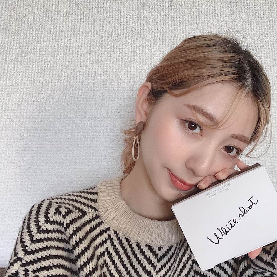 松尾 瞳さんのインスタグラム写真 - (松尾 瞳Instagram)「POLAから、 4月1日に新発売されたホワイトショットQXS、、🤍 . このマスクはミニサイズだから、 お顔全体のケアにも、部分的に気になるところだけでも、ニーズに合わせて使えるのが◎ . そしてホワイトショットは20年間「美白」を研究し続けていて発売以降数々のベストコスメを受賞してるブランドだから期待大、、！ . という事でわたしは少し前からお試しさせて頂いてたんですが、美容液をたっぷりひたひたに含んだシートが肌にぴたっと密着して、使用後はツヤツヤお肌に☺️🌿(２枚目に使用直後、３枚目に使用動画も載せてます) . 価格は2枚×20包で¥6,800だから、値段だけみると決して安くはないとは思うんだけど、、未来の理想のお肌のためには今投資しなきゃなので、わたしは良い商品であれば普段からあまりお値段は気にしません。 . なので、今までなかなか美白ケアに効果を感じられなかった人も、これはぜひ一度試してみてからお値段判断してほしいアイテム🥺🌿🤍 . そして、プレ花嫁さんは結婚式の前の特別なケアにも良さそう👰🏼🤍私は５月予定だった結婚式を延期しまして少しまだ時間が空くのですが、、また今からしっかり準備していきます！！ . . @pola_official_jp #PR #ホワイトショット #ポーラ #逆転の美白 #シートマスク #マスク #スキンケア #美白 #美容液 #pola #プレ花嫁 #結婚式準備」4月27日 17時47分 - hitomimatsuo.09